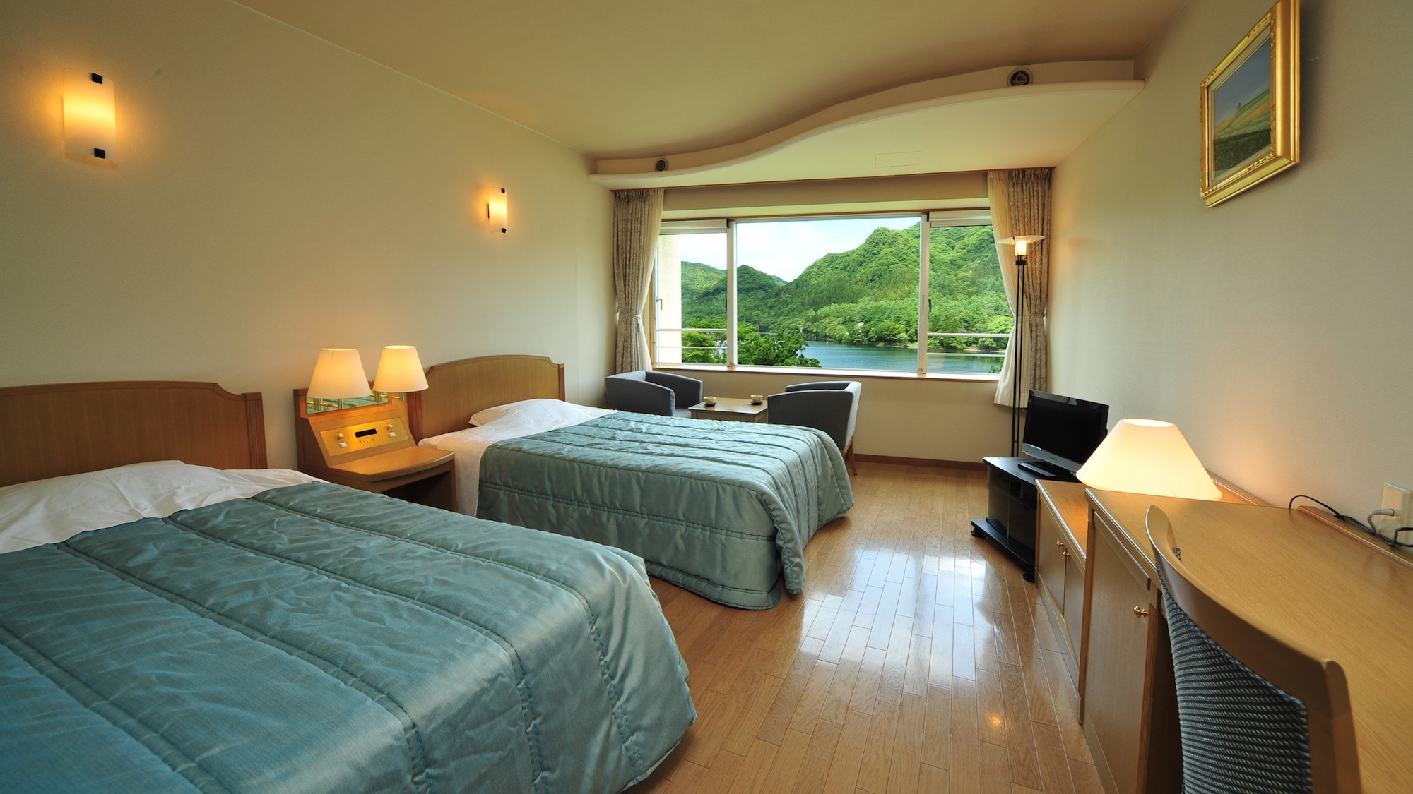 [Lake view / Western room] A landscape that fills the window. The Western-style room can accommodate up to 2 people.