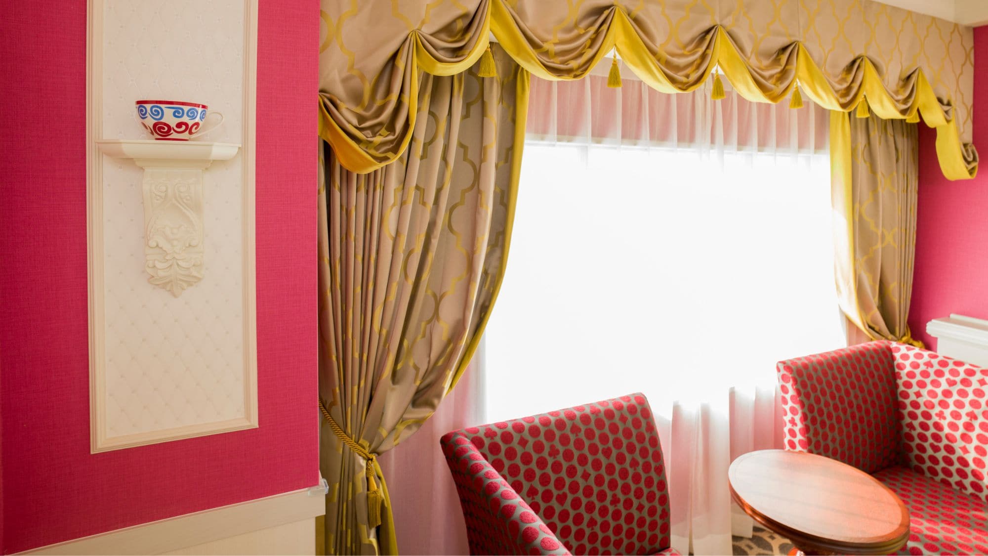 Barang-barang dengan desain yang terinspirasi oleh Wonder Castle.