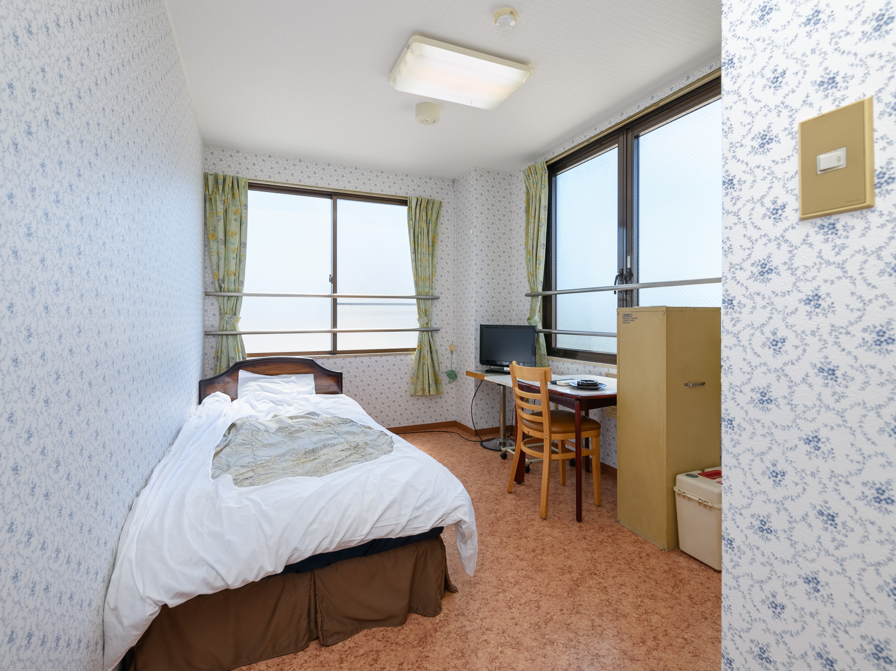 [Smoking] Single room (shared bathroom and toilet)