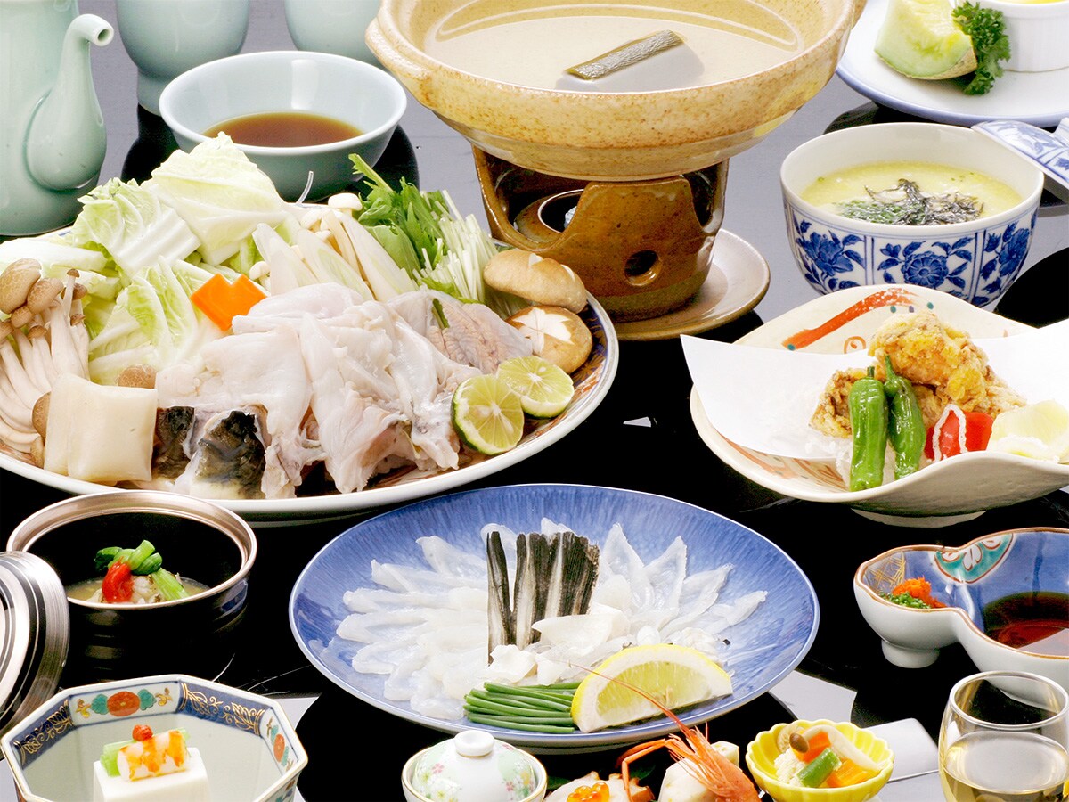 เพลิดเพลินไปกับคอร์สปลาปักเป้า มีทั้งปลาปักเป้าซาซิมิ ปลาปักเป้าทอด และชิริ (ซาซิมิและชิริสำหรับ 2 ที่ เป็นข้อมูลอ้างอิง)