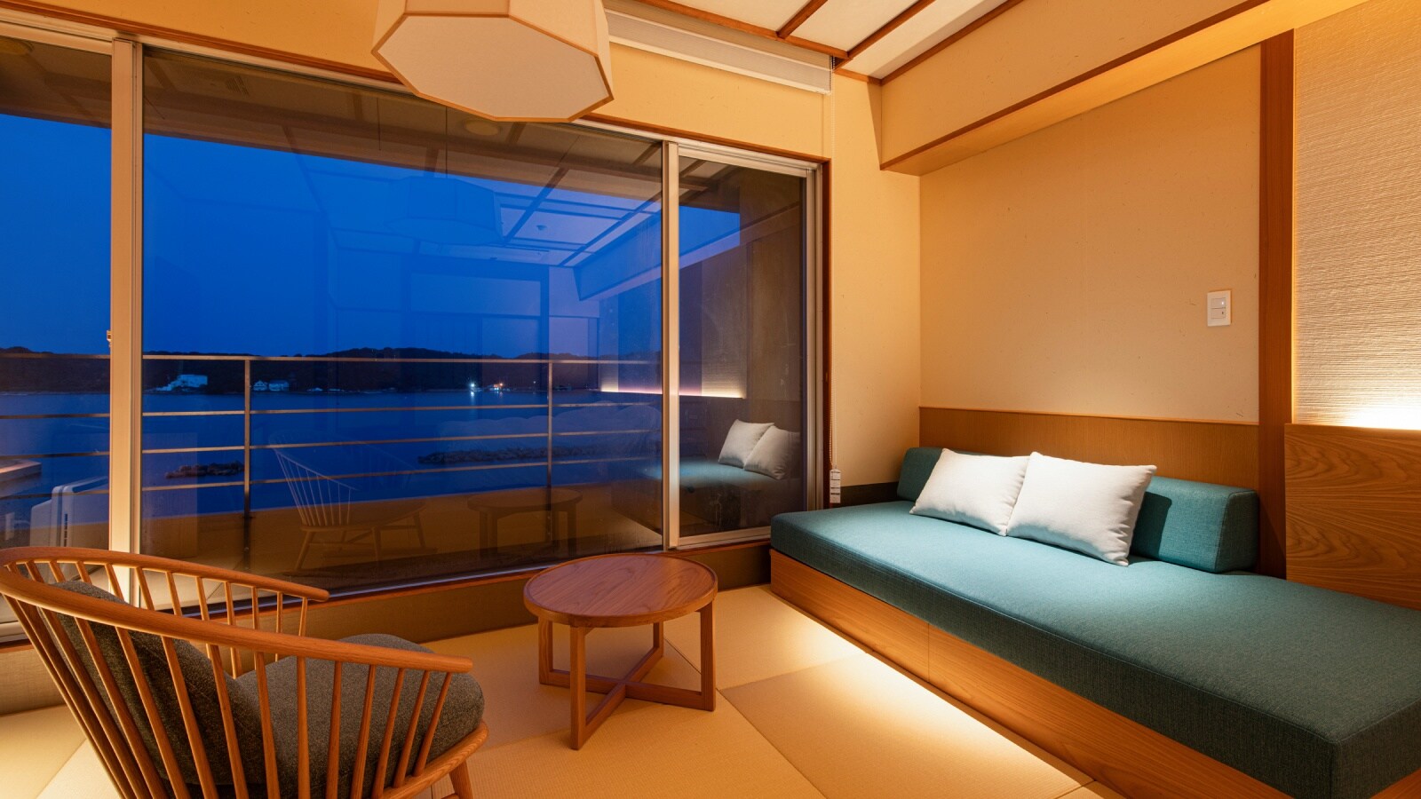 Phòng theo phong cách Nhật Bản hiện đại có sân hiên nhỏ và tầm nhìn hướng ra Vịnh Matoya yên tĩnh.