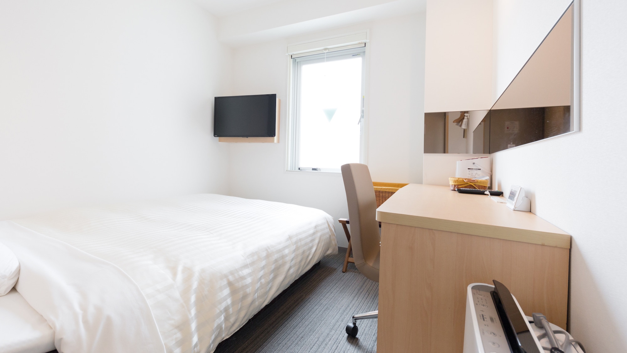 A 140cm wide bed and a mattress with just the right amount of firmness will ensure a good night's sleep.