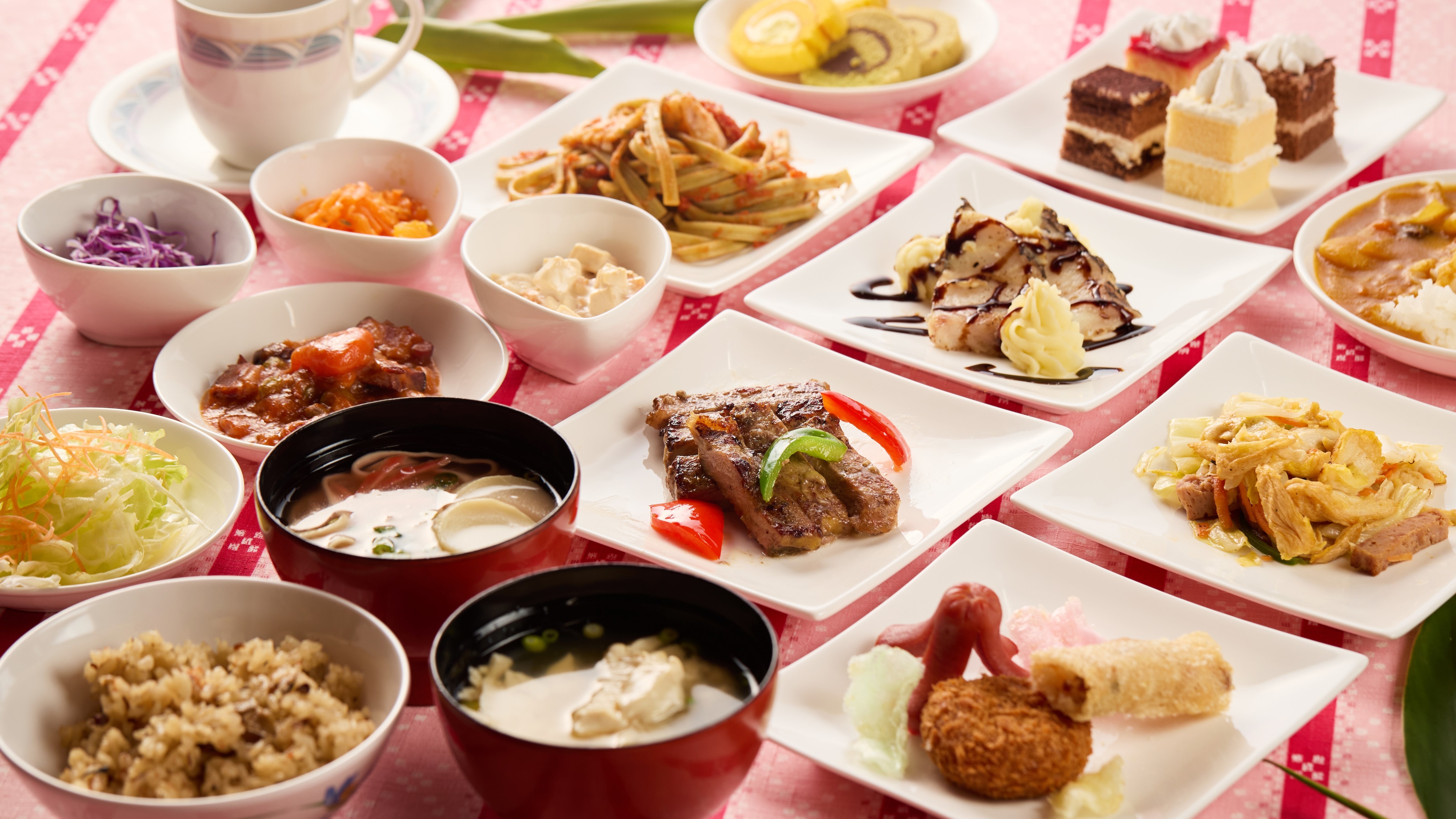 [Dinner] A Ryukyu buffet featuring local ingredients. Enjoy a rich menu of Japanese, Western, and Okinawan cuisine to your heart's content.