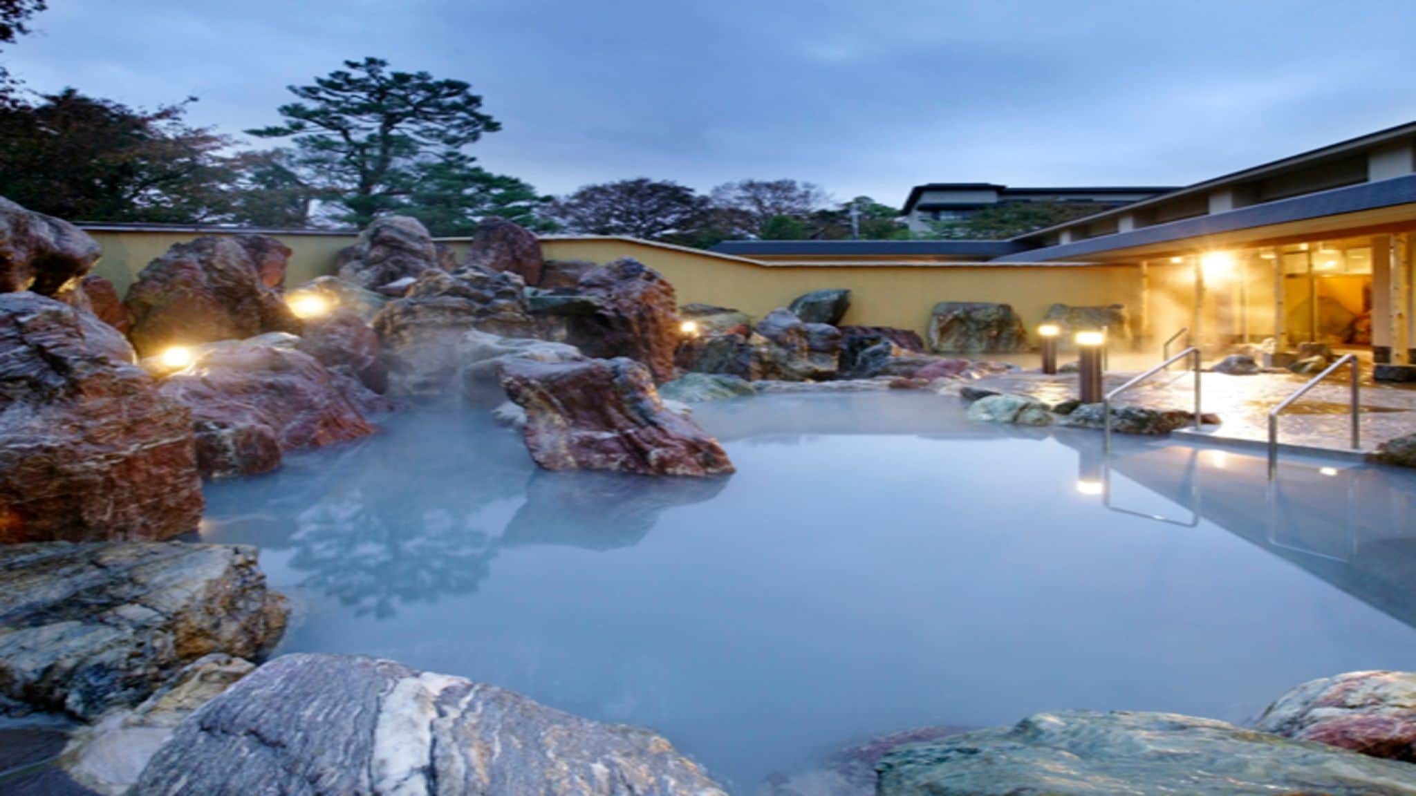 You can luxuriously enjoy the natural hot springs that flow 100% from the source.