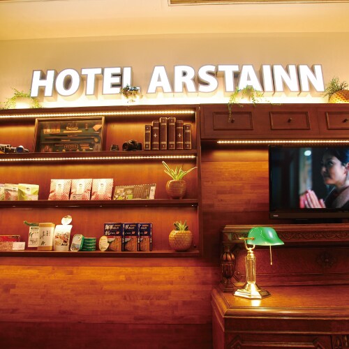 lễ tân khách sạn arstainn2