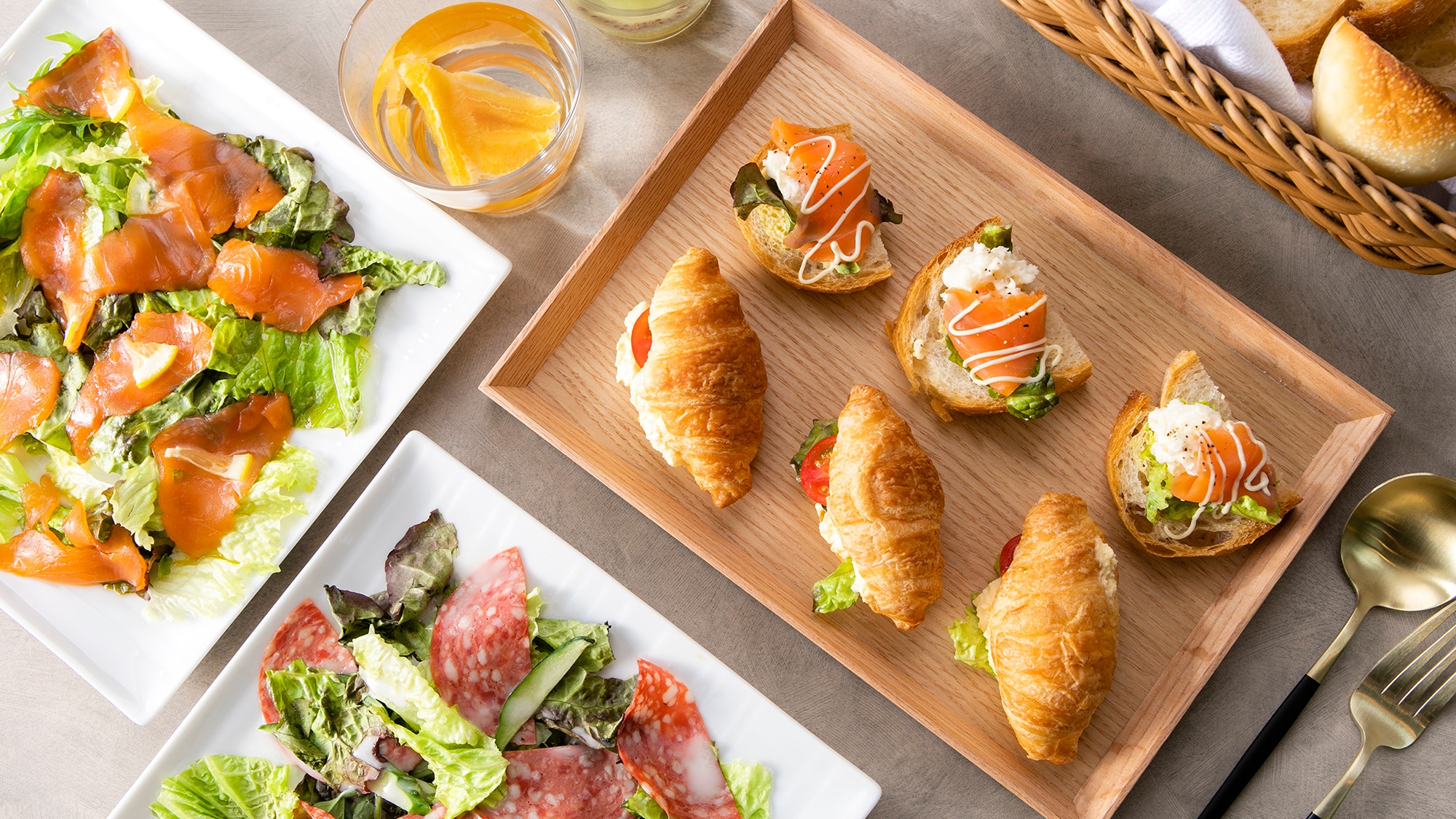 [Breakfast buffet (example)] There are also colorful Western dishes.