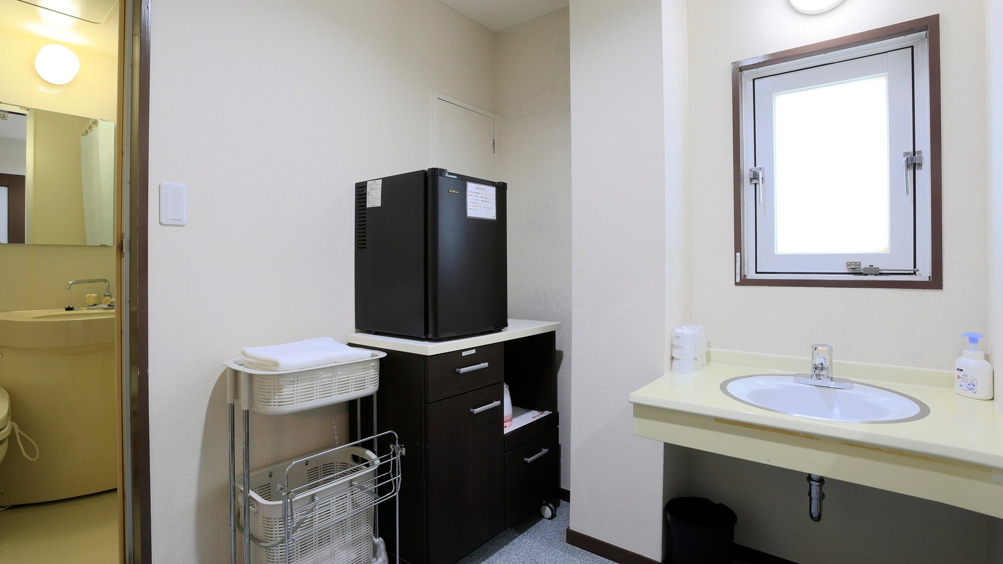 * [New Wing/Family Room (example)] Equipped with a spacious washing area.