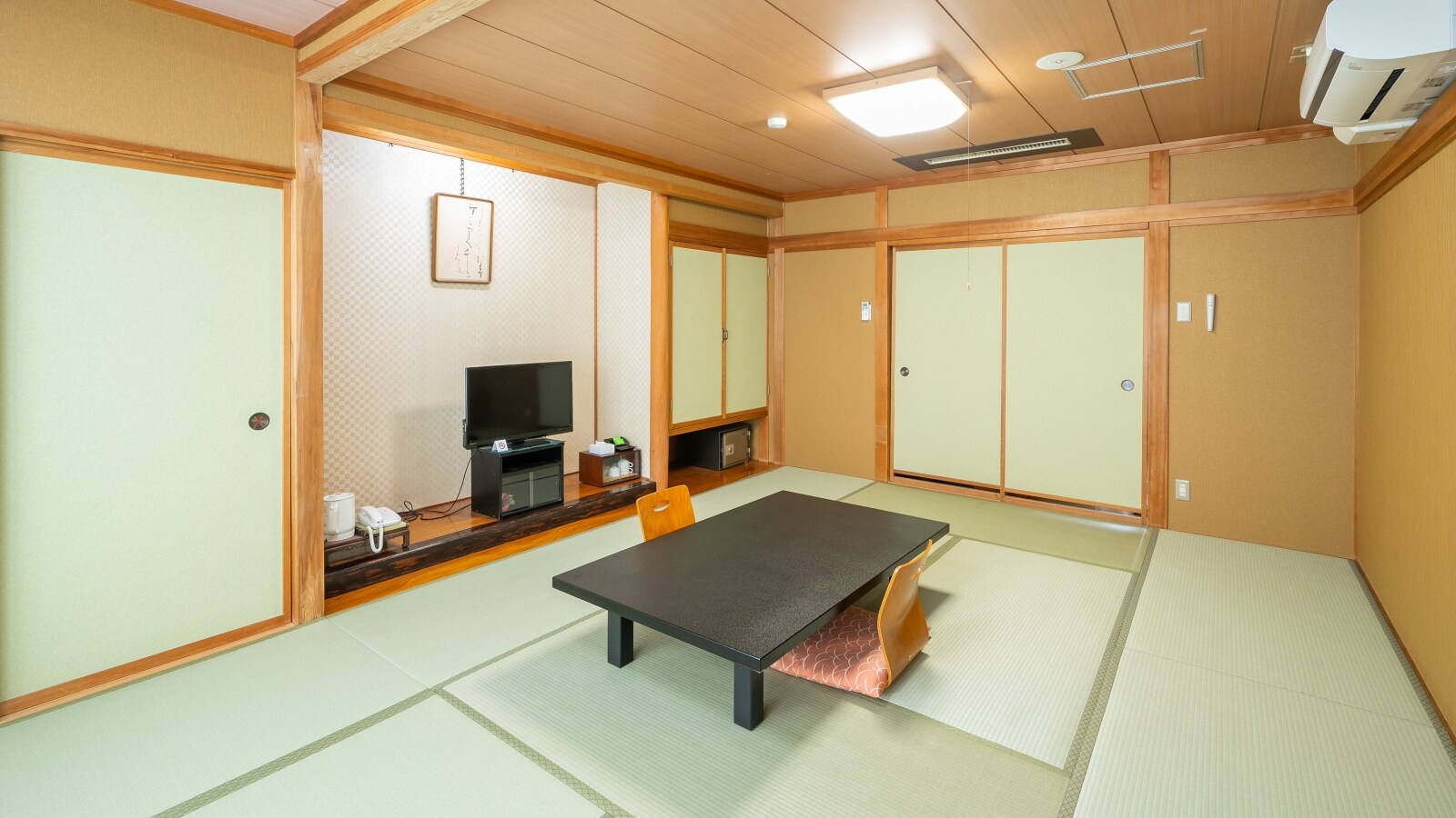 [Bettei Yuunagi] Japanese-style room with 12 tatami mats, non-smoking [Bath and toilet included]