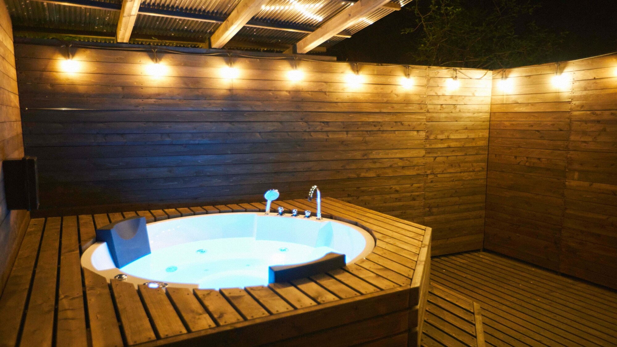 *[SITE_D/Jacuzzi] Một không gian sang trọng giúp buổi tối của bạn thêm tươi sáng.