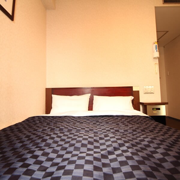 Kamar double tempat tidur double dengan lebar 140 cm untuk kelapangan