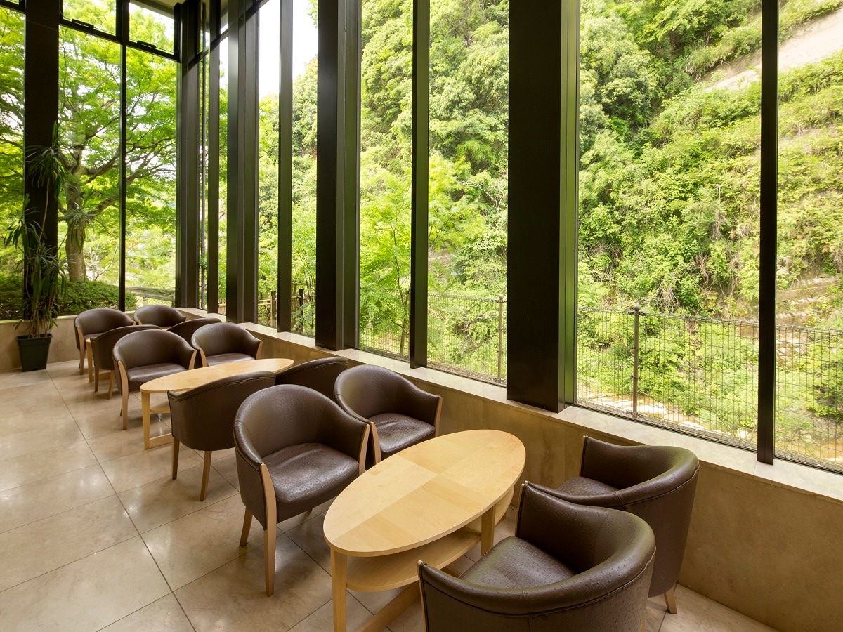 Mochinoki Lounge surrounded by picture glass