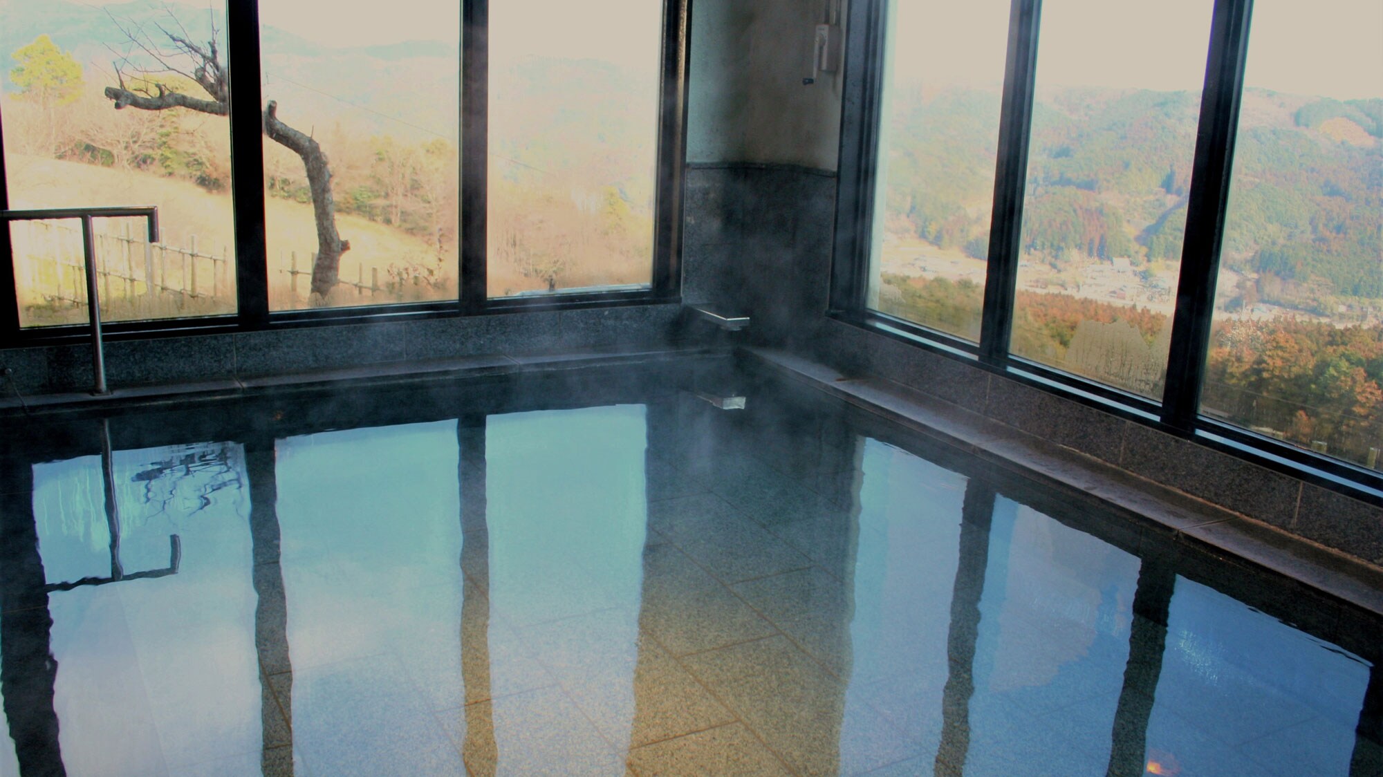 [Large public bath] The water at our hotel is boiled from the sacred spring water [Hashiri-mizu] that springs from Mt. Ryogo and is full of natural minerals.