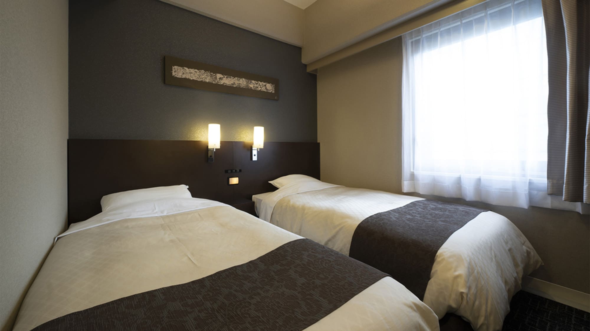 Cozy Twin/Ladies Floor: A magnifying mirror for makeup and a jewelry tray are also provided.