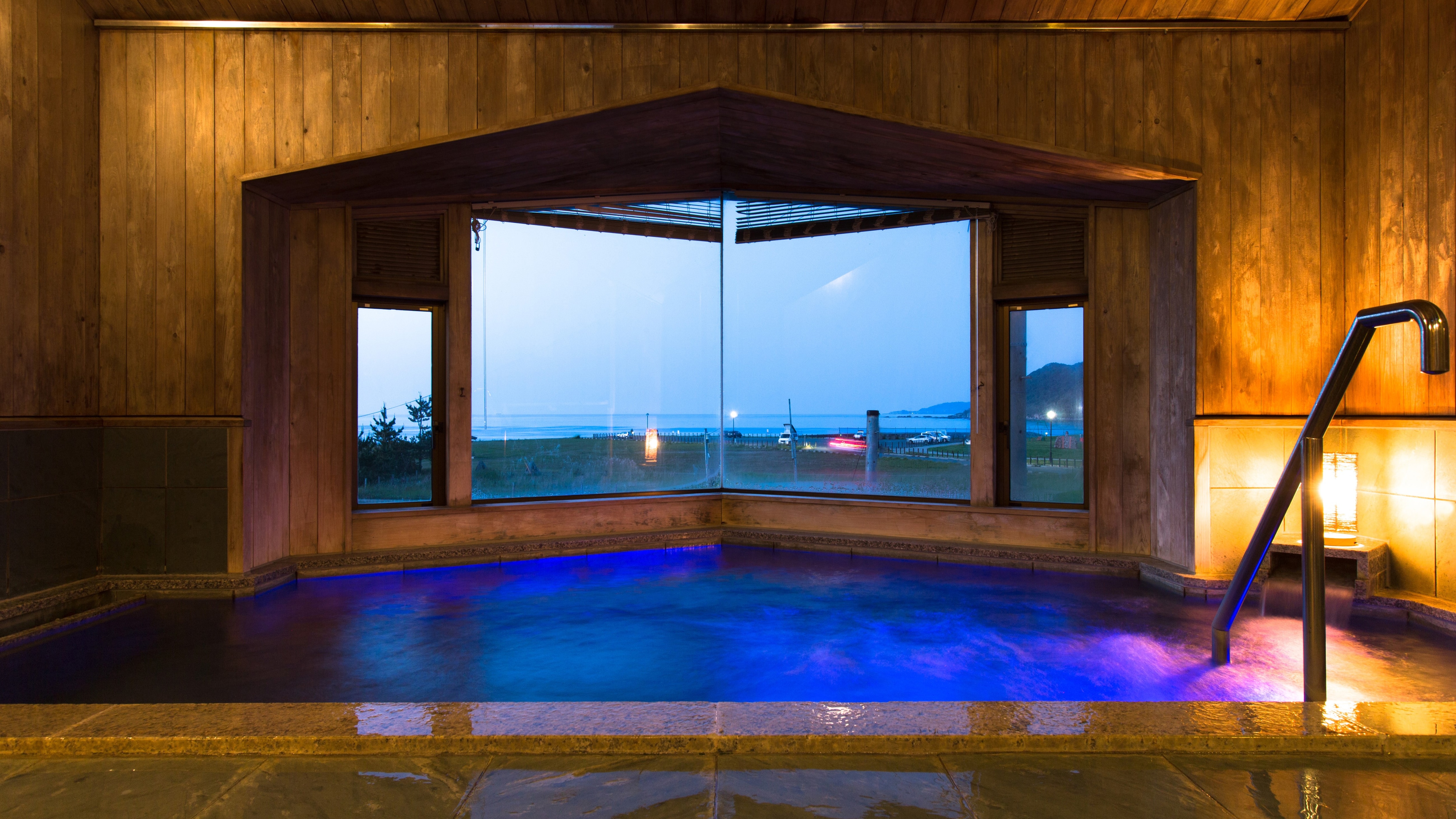 [Large public bath] The indoor bath overlooking the Sea of Japan is a natural hot spring called "Asamikawa Urashima Onsen," and the thick water is like lotion.