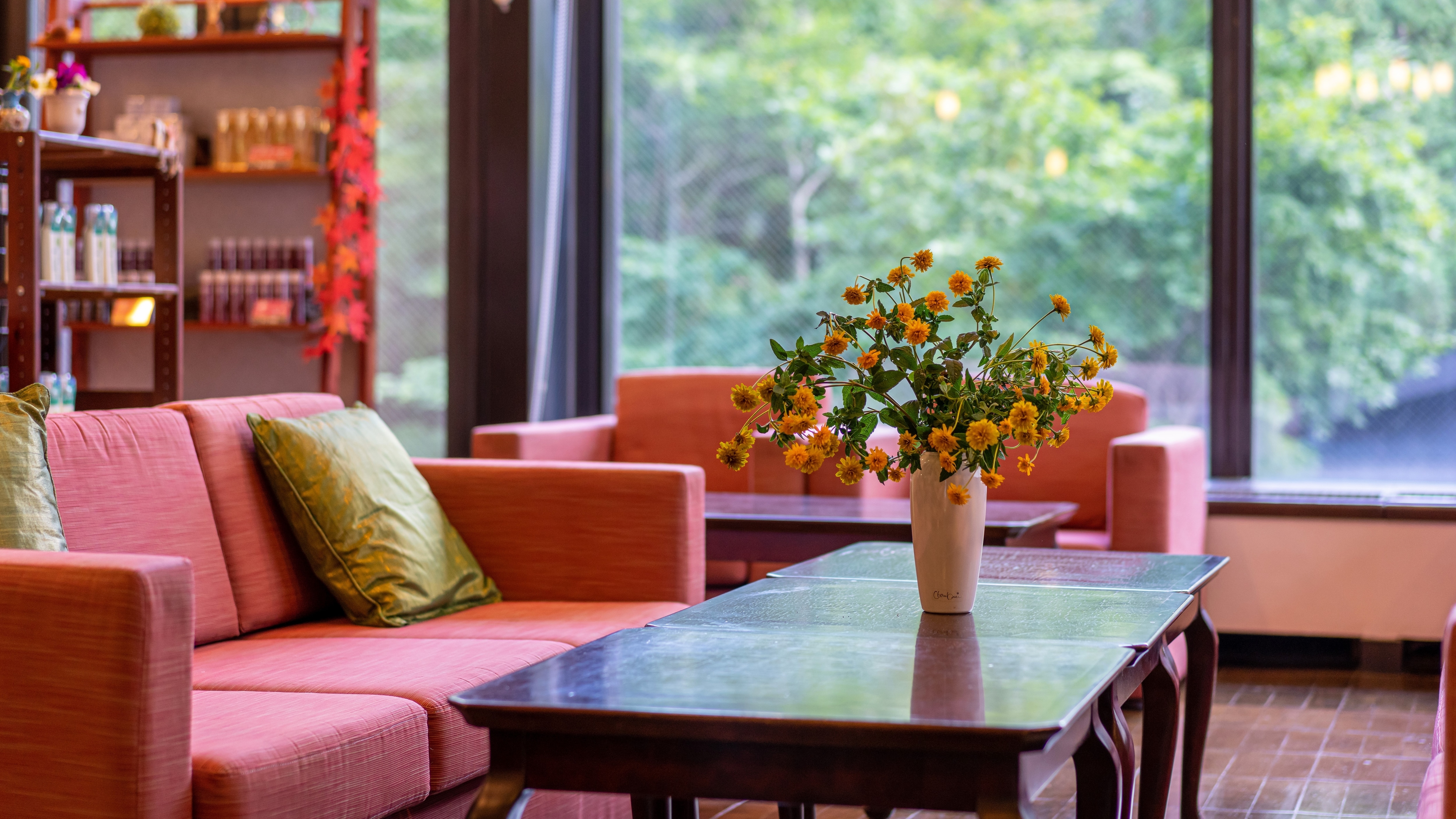 [Facilities in the building] Free drink service is available next to the lounge.