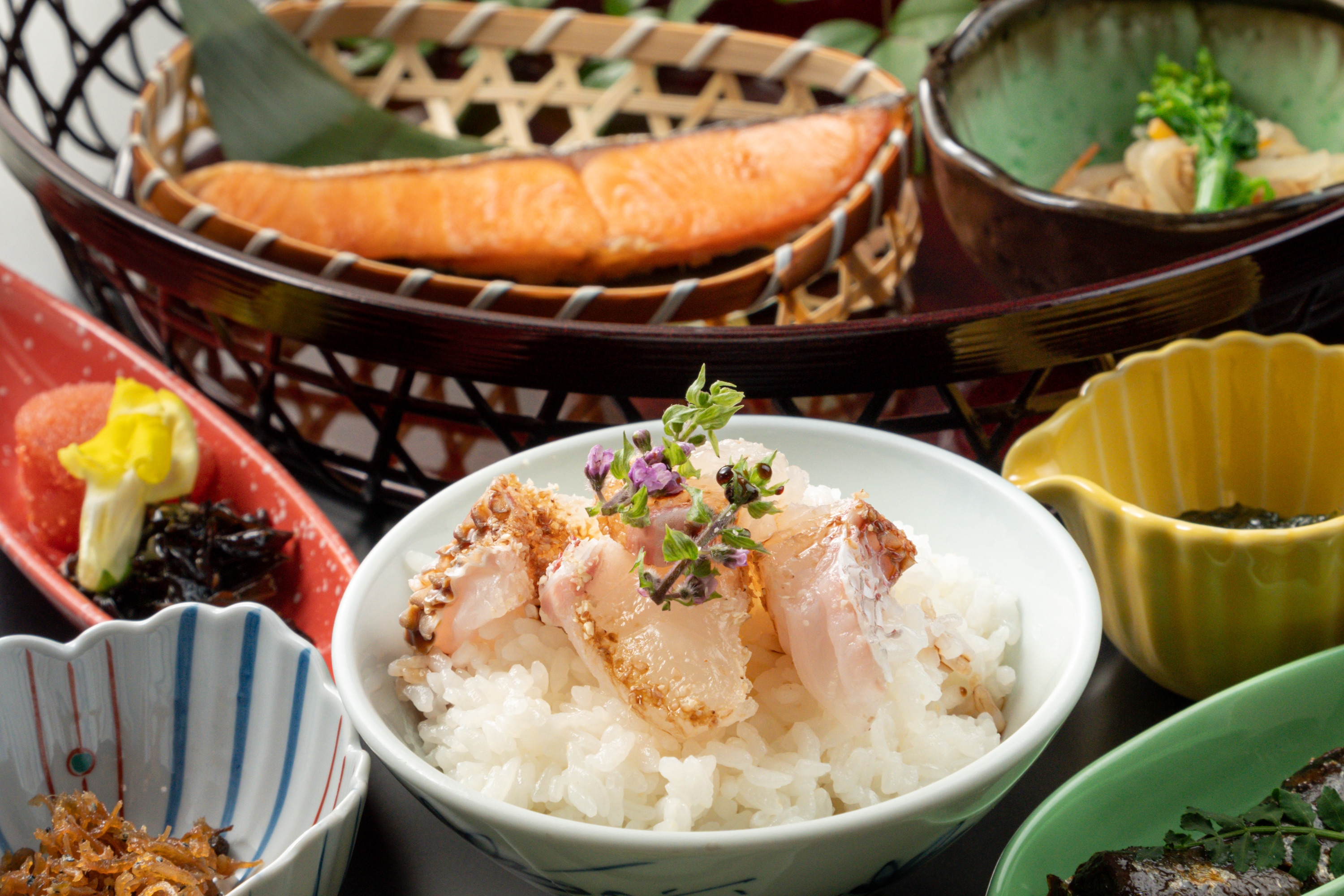 Ochazuke 在一小碗早餐中