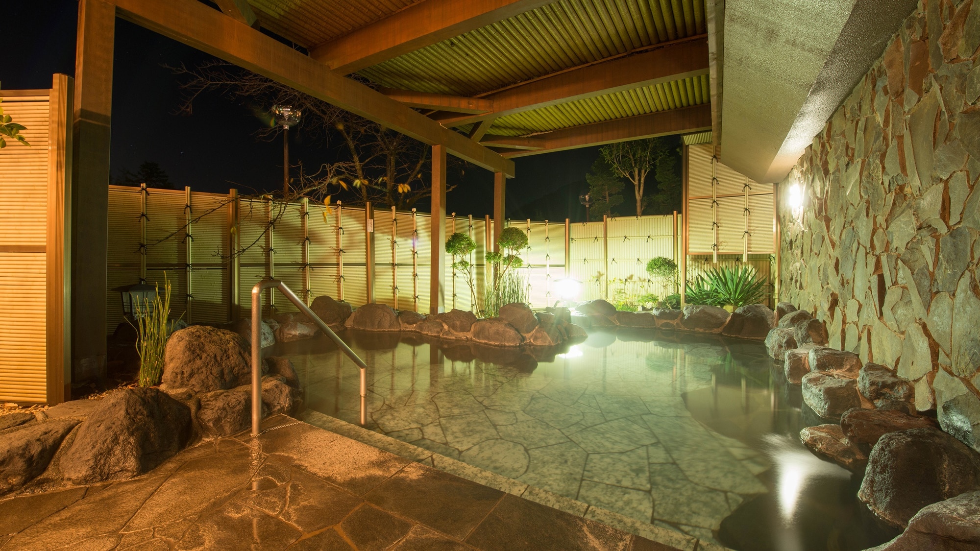 *[Open-air bath] An atmospheric open-air bath at night.