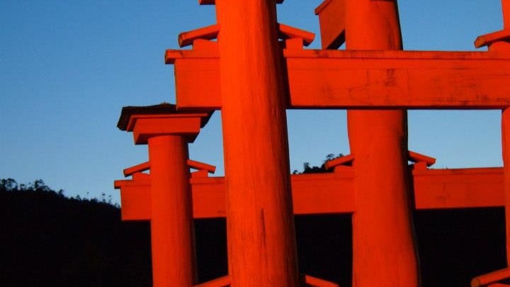 [Đền Itsukushima về đêm] Buổi tối ít người, tâm trạng tràn đầy.