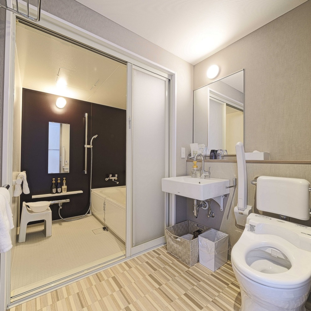 Kamar mandi dan toilet kembar universal
