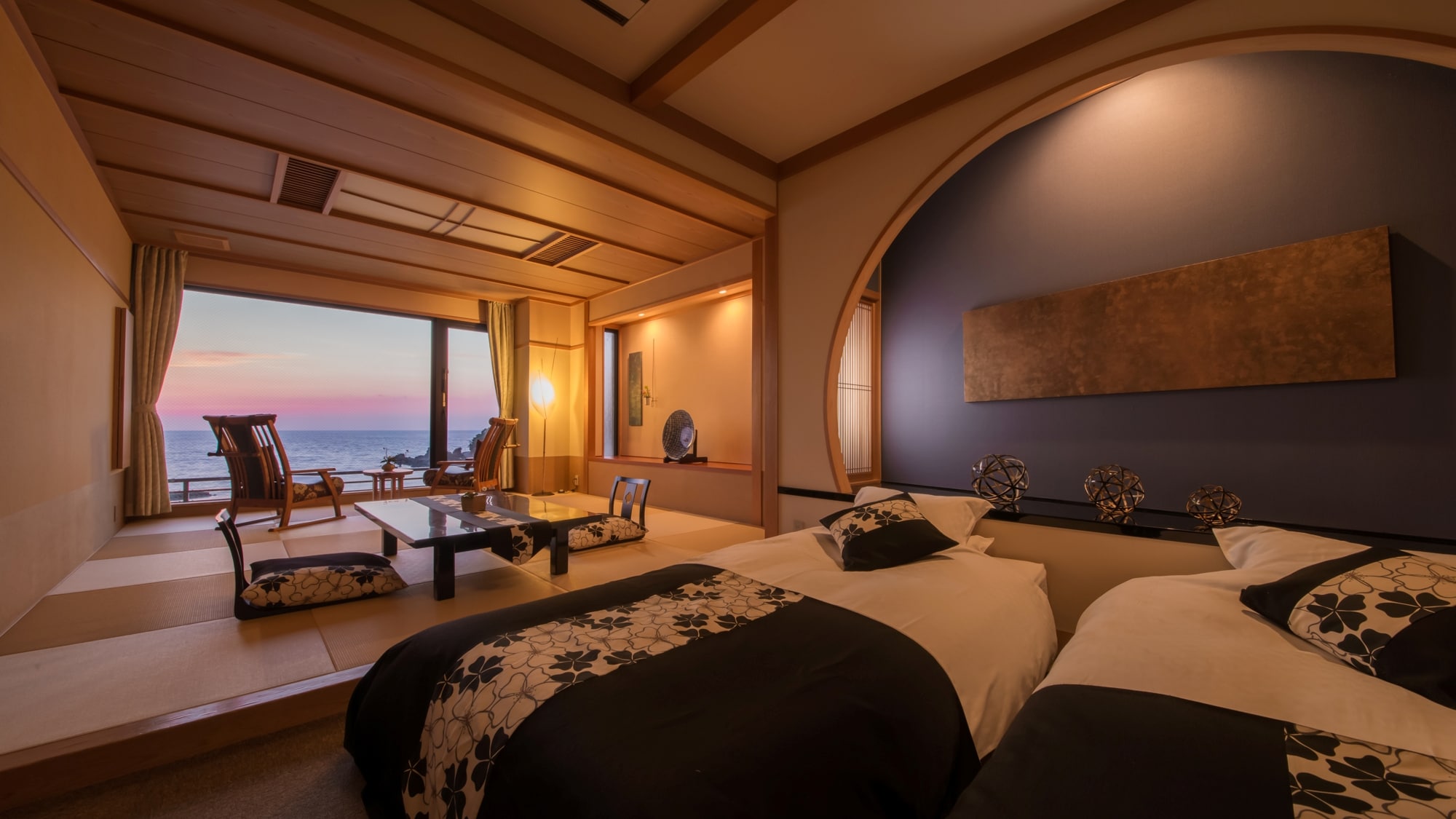 [Lampiran, kamar bergaya Jepang-Barat dengan pemandian observasi] Pemandangan laut seolah-olah Anda sedang melihat laut