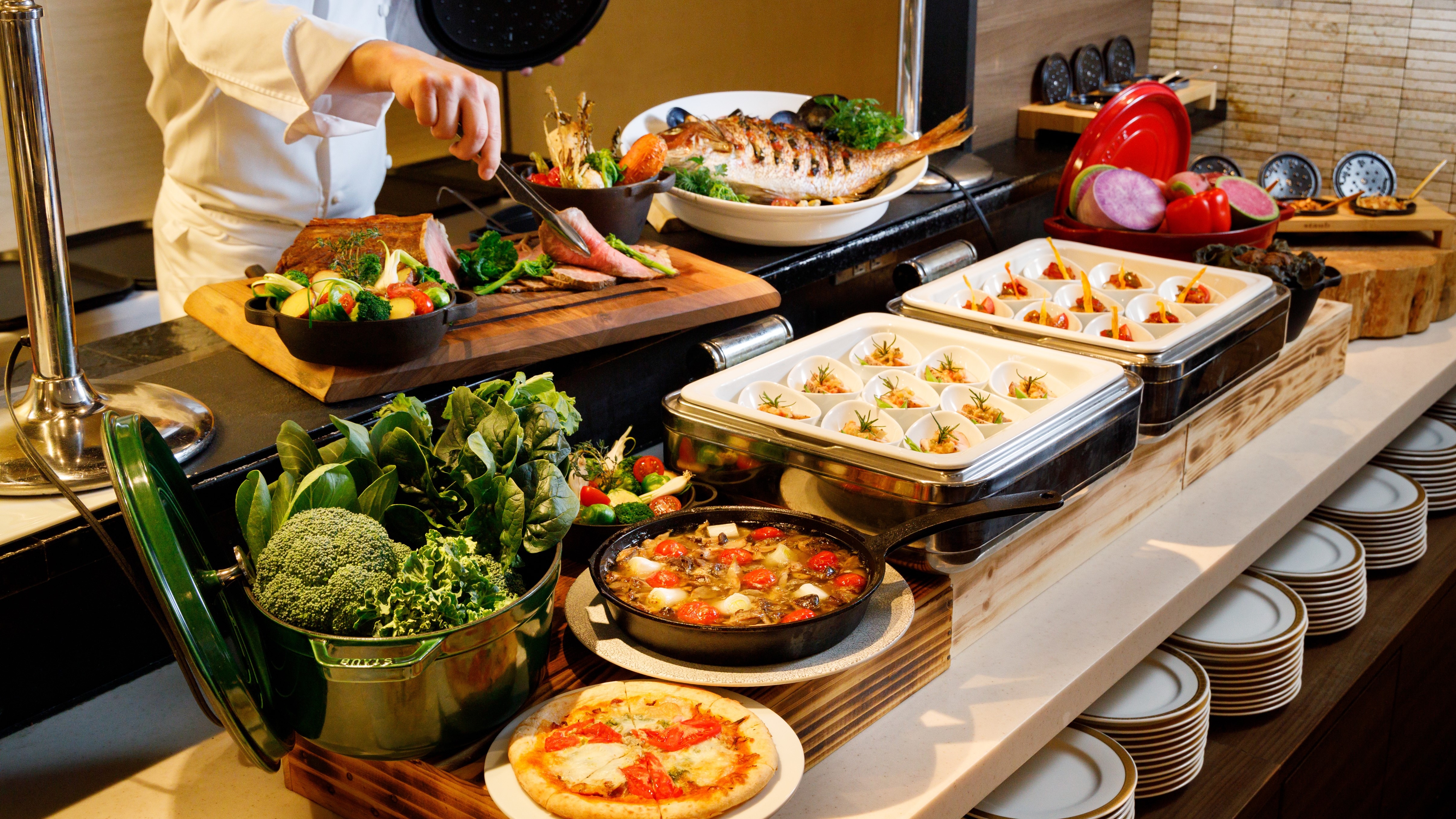 Sunday and Monday Dinner Buffet Image 1