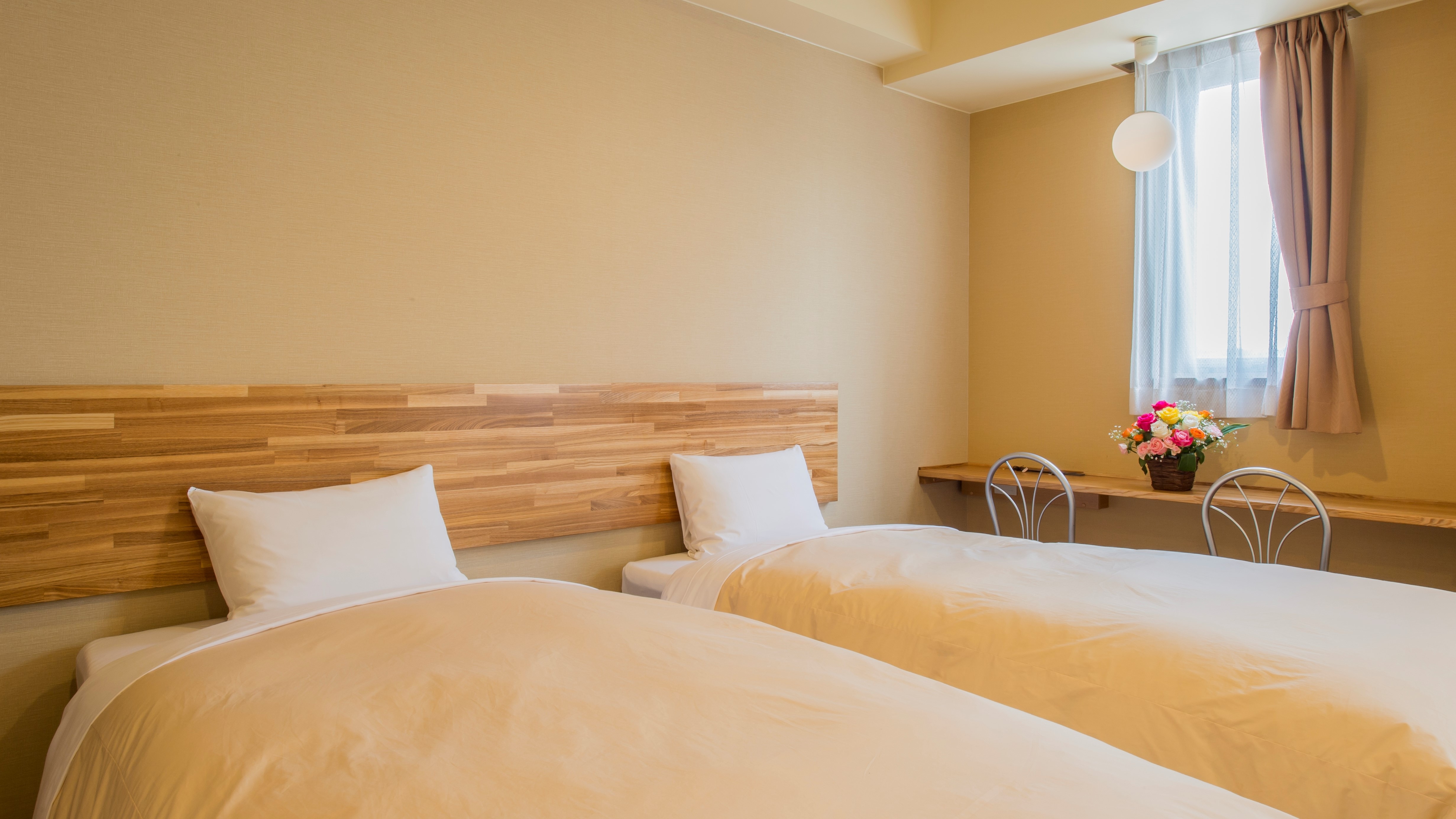 A warm room filled with the warmth of wood [Twin Room]
