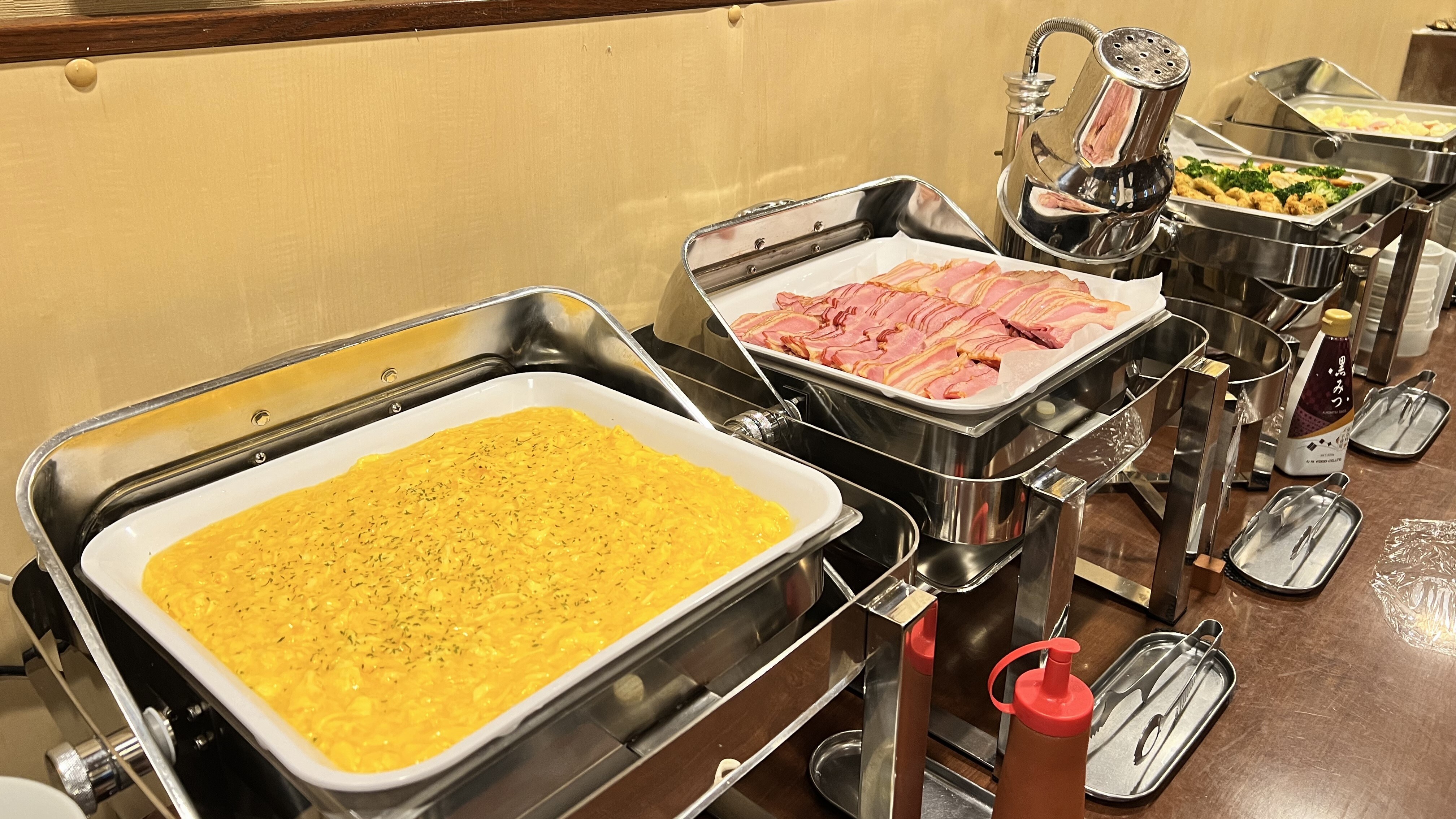 Japanese and Western buffet, 30 items for free. Business hours: [6:30-9:00] Buffet table