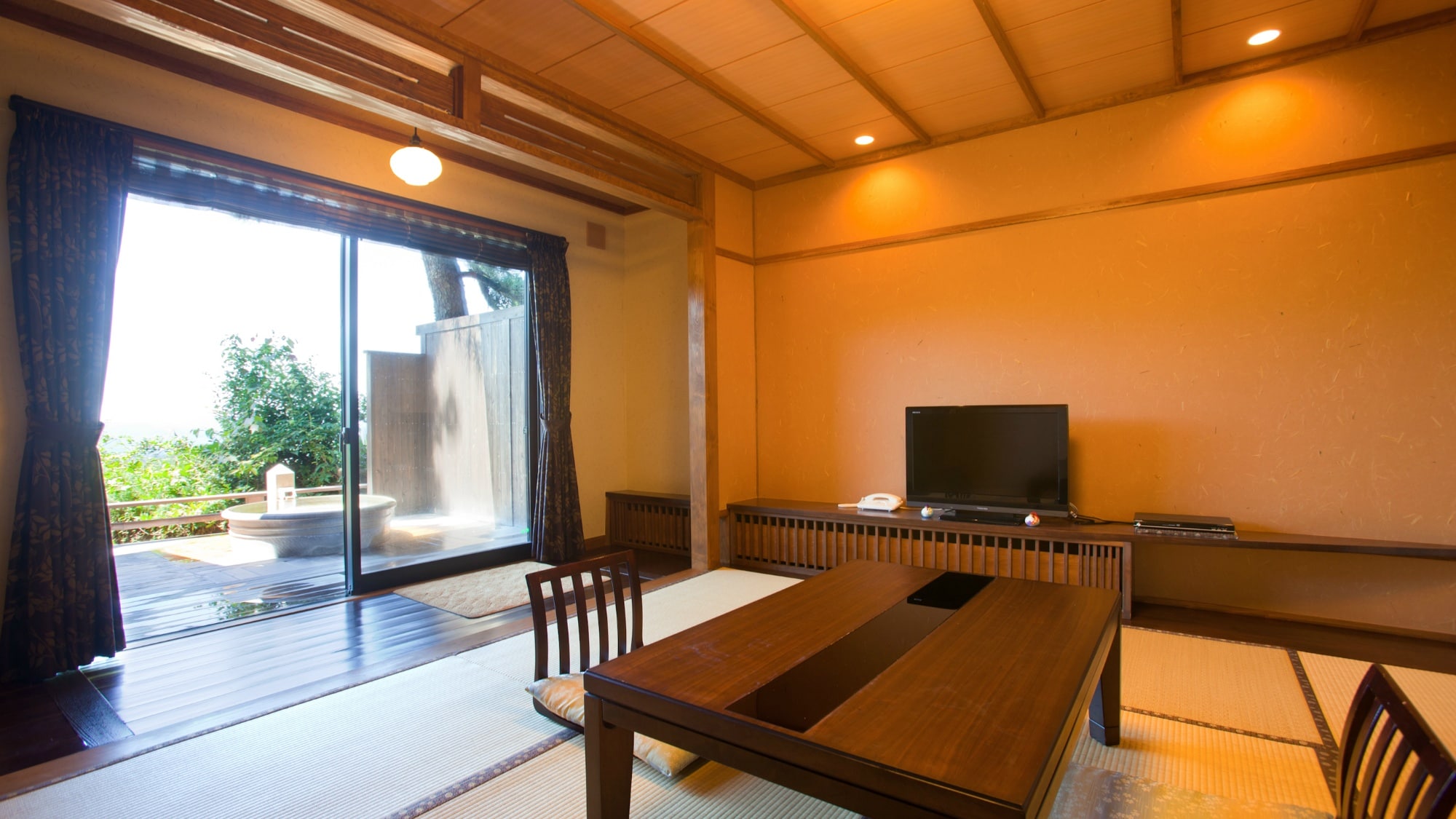 Japanese-style room with open-air bath in the main building 8 tatami mats