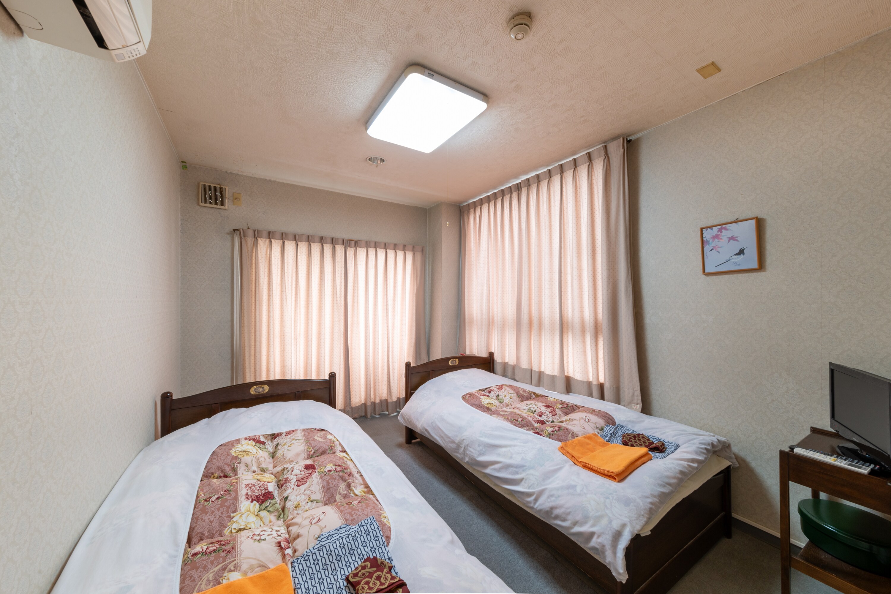 Western-style twin room