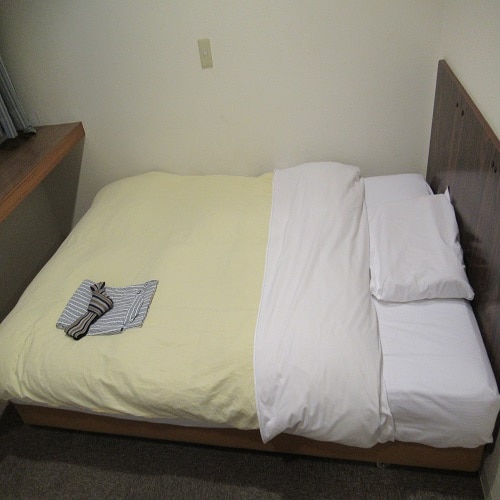 The single room is spacious with a 13m2 and 122cm wide bed.