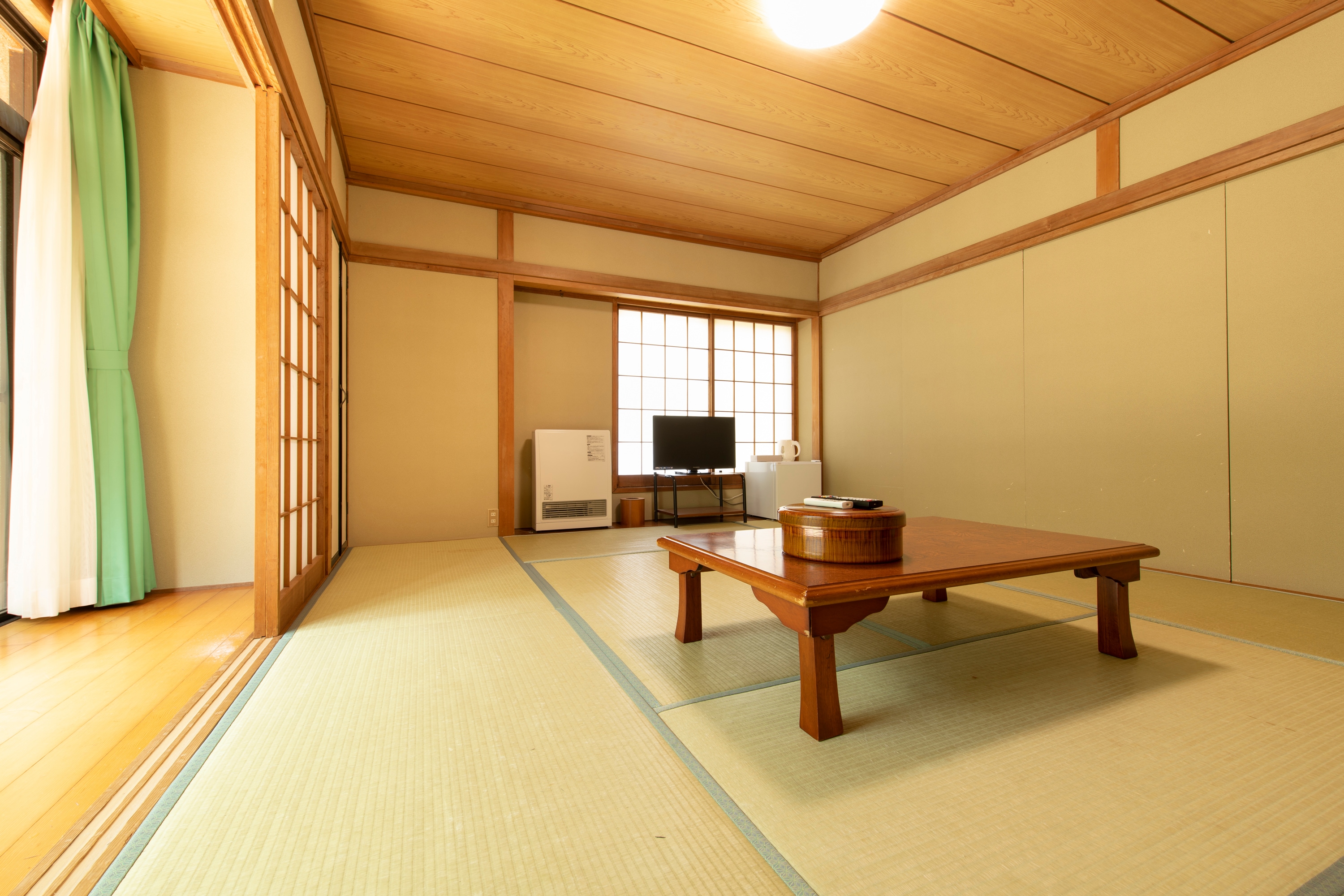 [Non-smoking] Japanese-style room 8 tatami mats for 1-3 people (shared bath and toilet)