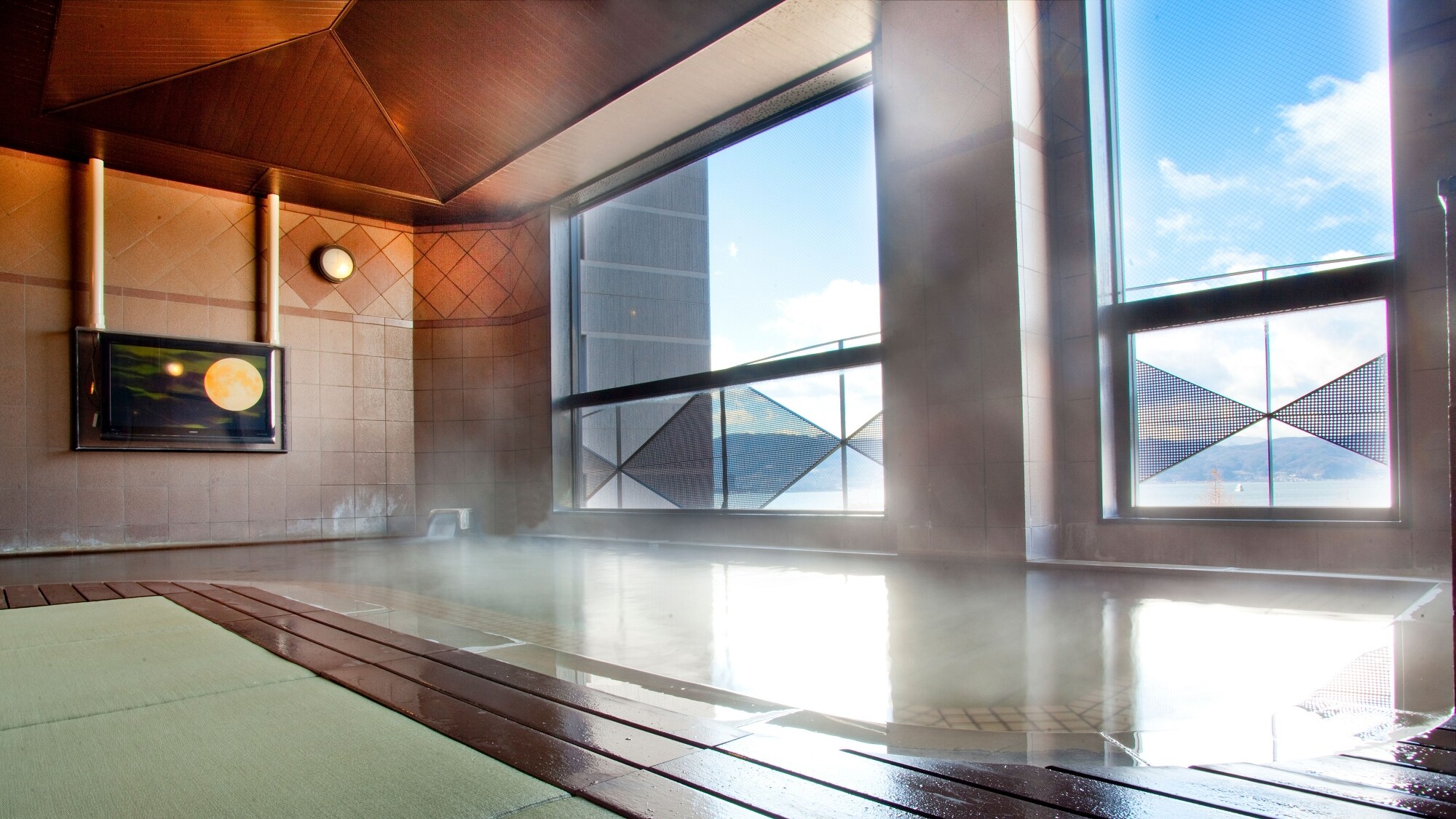 [Large communal bath] A luxurious rest to enjoy Lake Suwa, which changes its expression every moment.