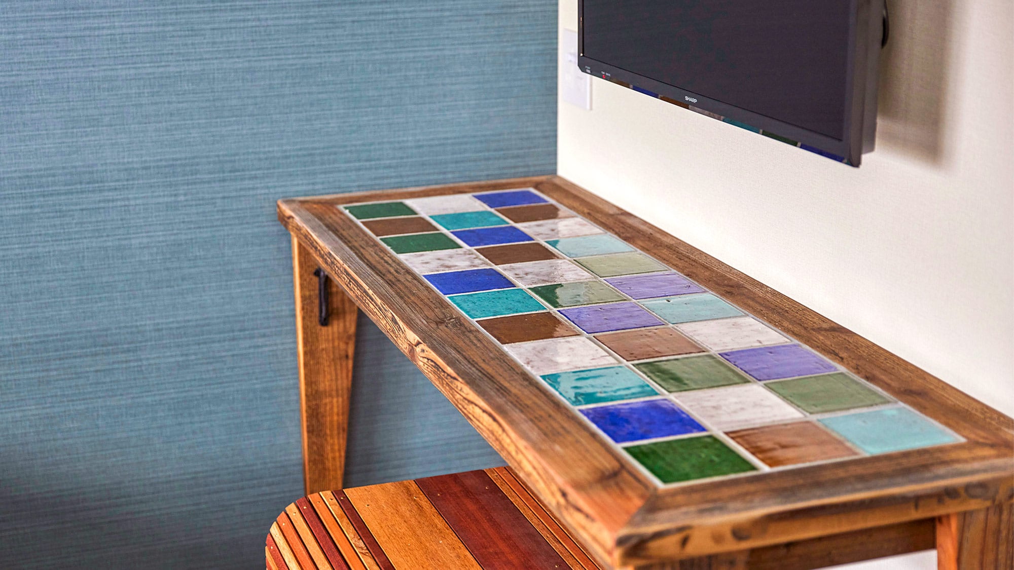 [Indoor table] Custom-made product made from scaffolding boards