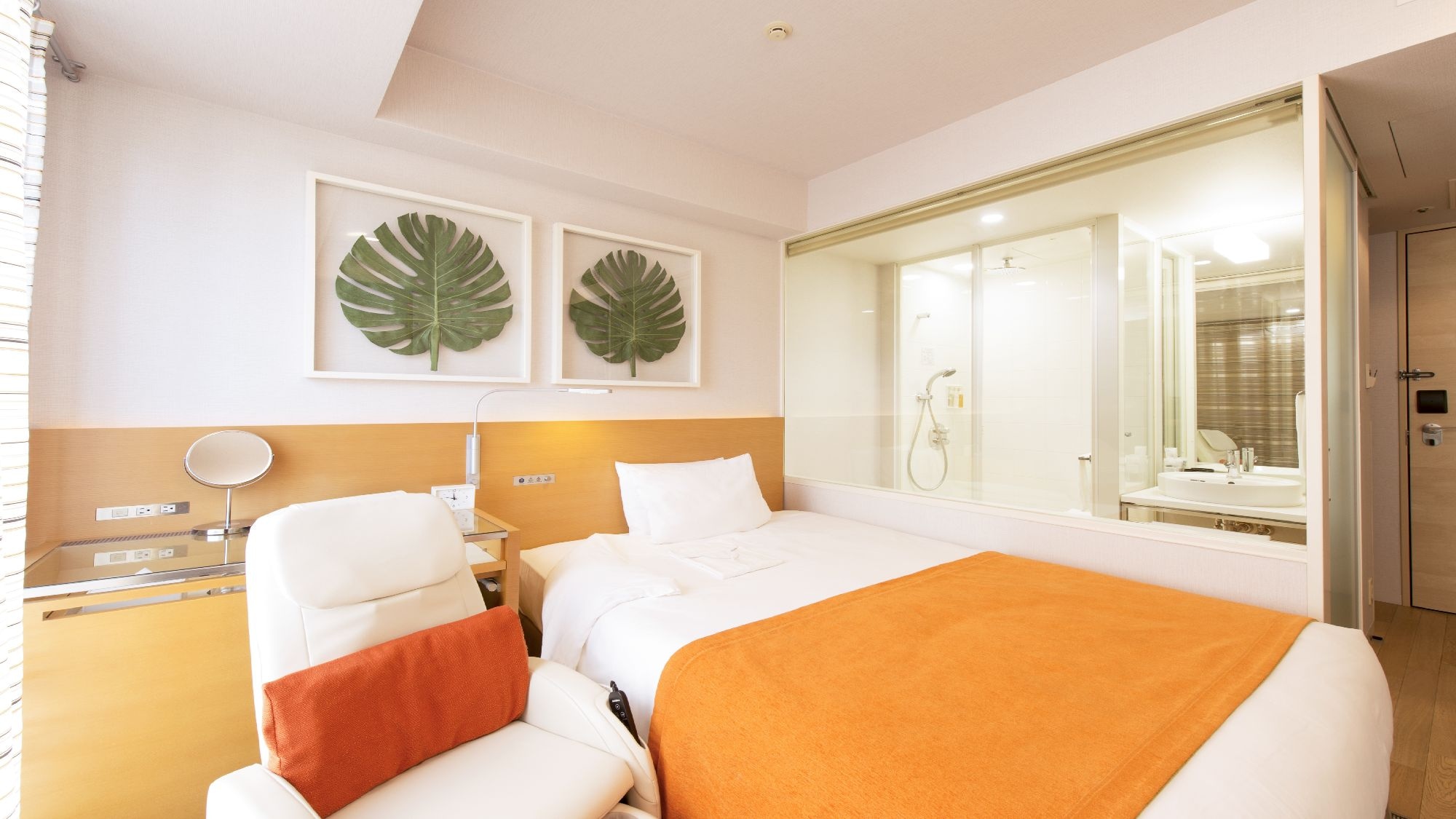 Semi-double room orange <inside shower booth> (example)