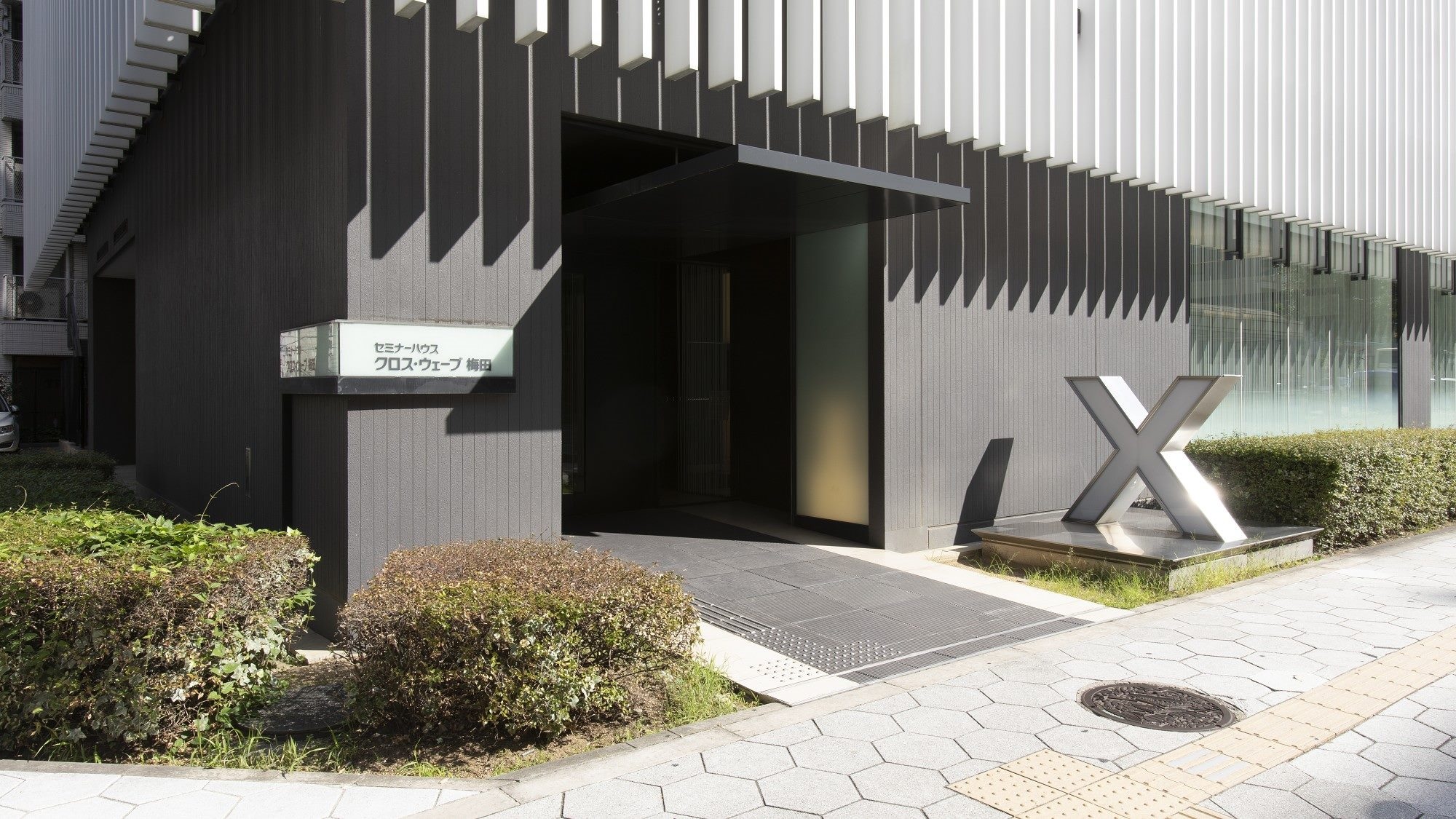 ■Entrance | A large "X" sign marks the main entrance.
