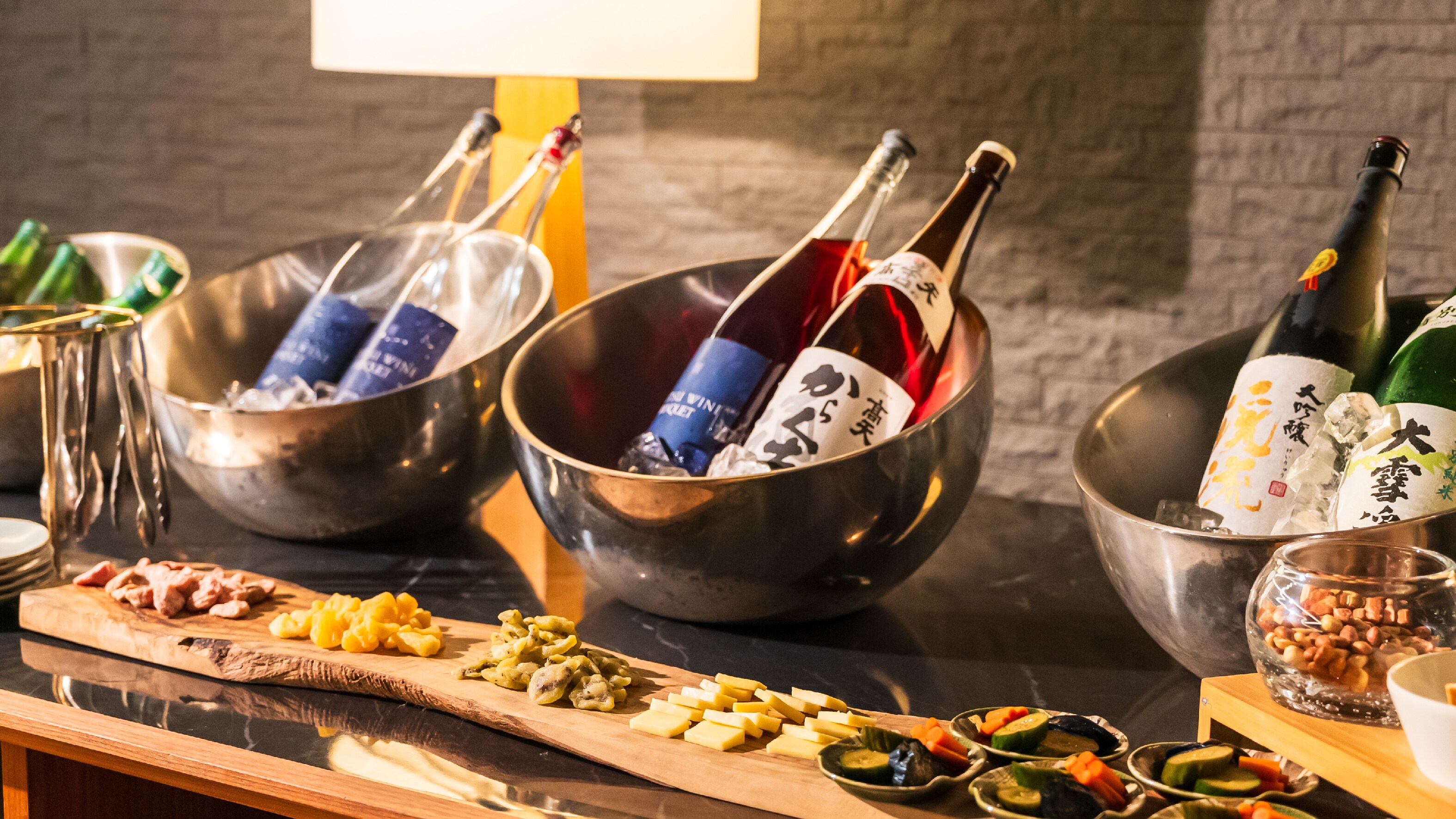 You can enjoy Shinshu sake, original sangria, and classic cocktails.
