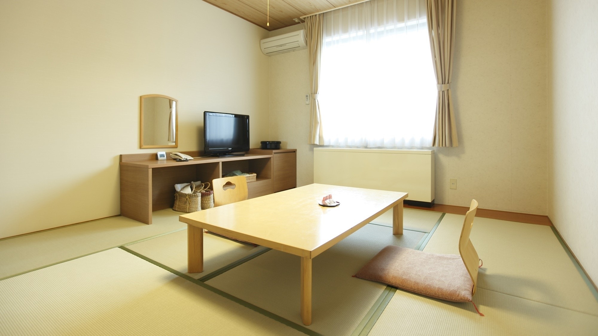 [Standard Japanese-style room (8 tatami mats)] Our standard Japanese-style room has a simple design and offers a relaxing stay.