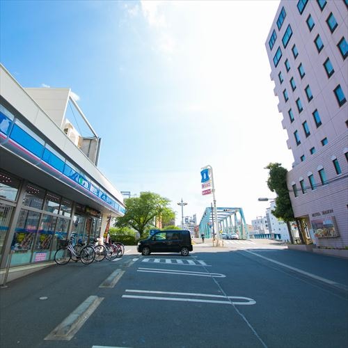 萬一有緊急狀況也完全可以放心♪ 飯店門前就有便利商店（羅森）。