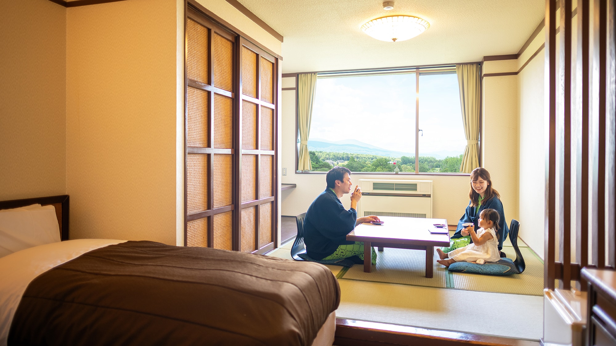 [Japanese-Western room] A 6-tatami Japanese-style room where you can relax barefoot: Safe for children! Popular with families and groups (1 to 5 people)