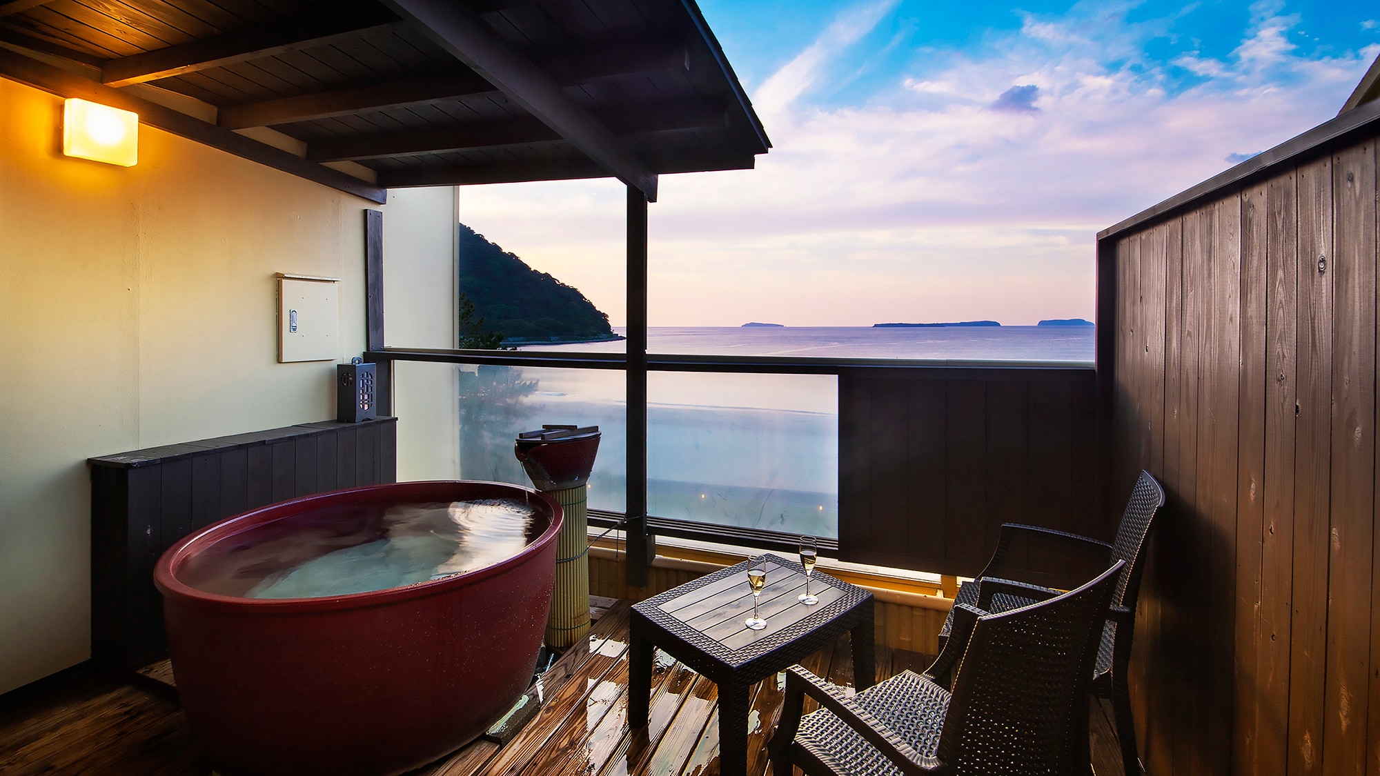 ■Open-air bath in guest room/hot spring [Tsubaki]■Enjoy a moment of relaxation with the gentle sounds of the waves and the sea breeze.