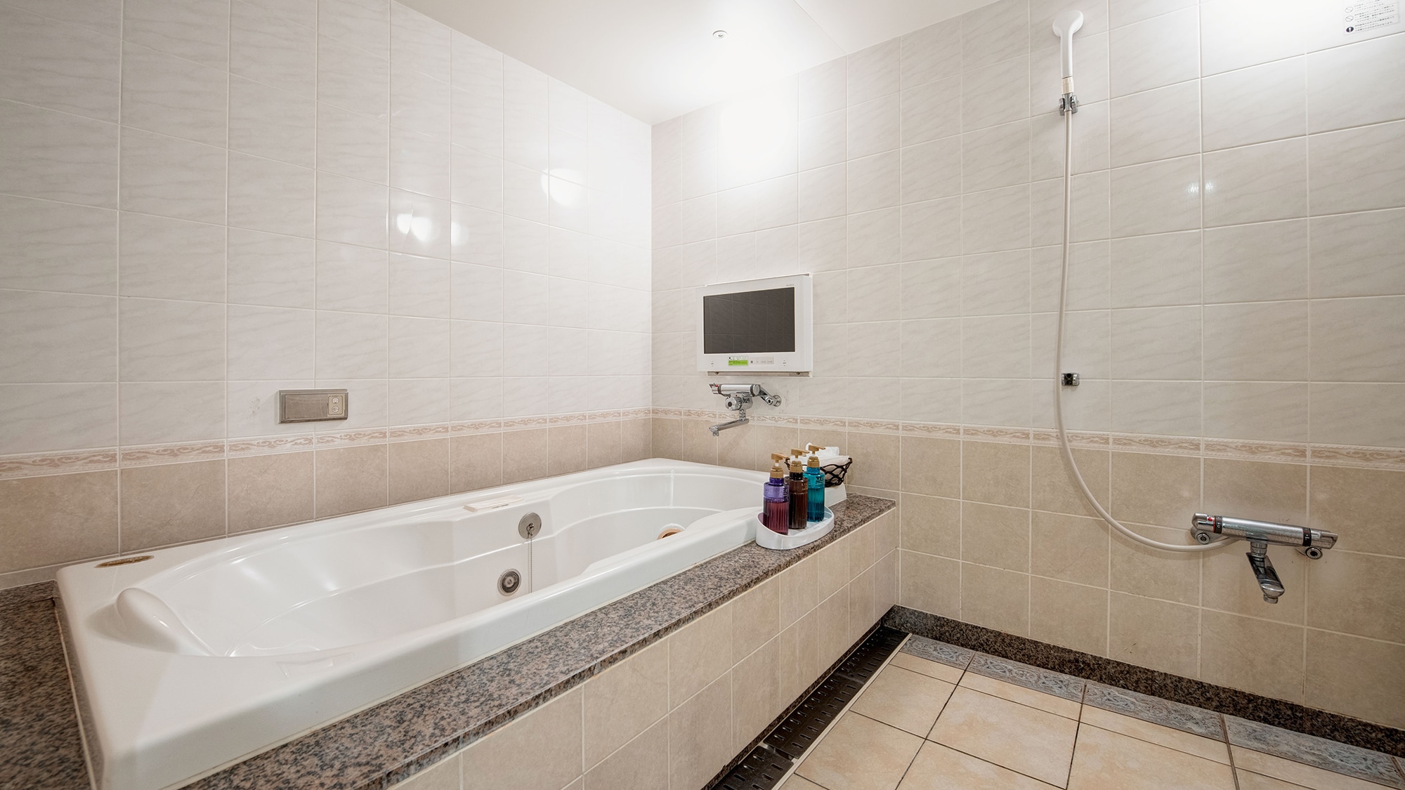 * [Example of Jacuzzi bath]