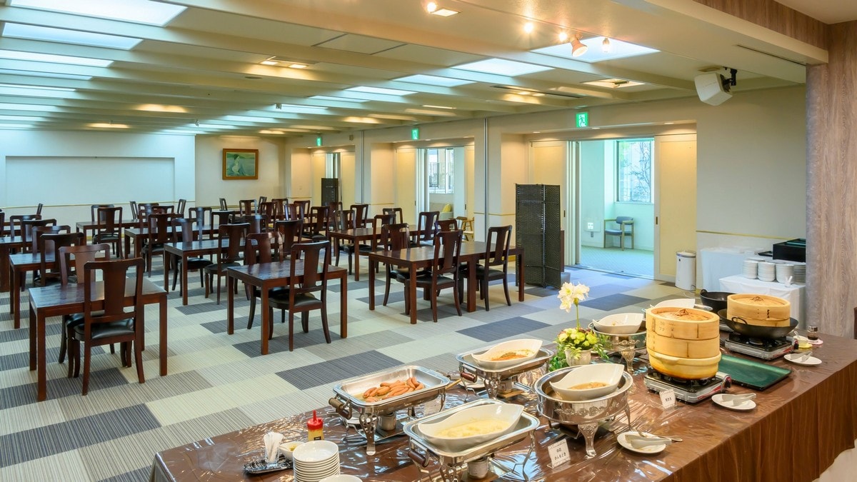 [Breakfast venue] 2nd floor: Enjoy a delicious Yamagata breakfast at Eikan (chairs and tables)