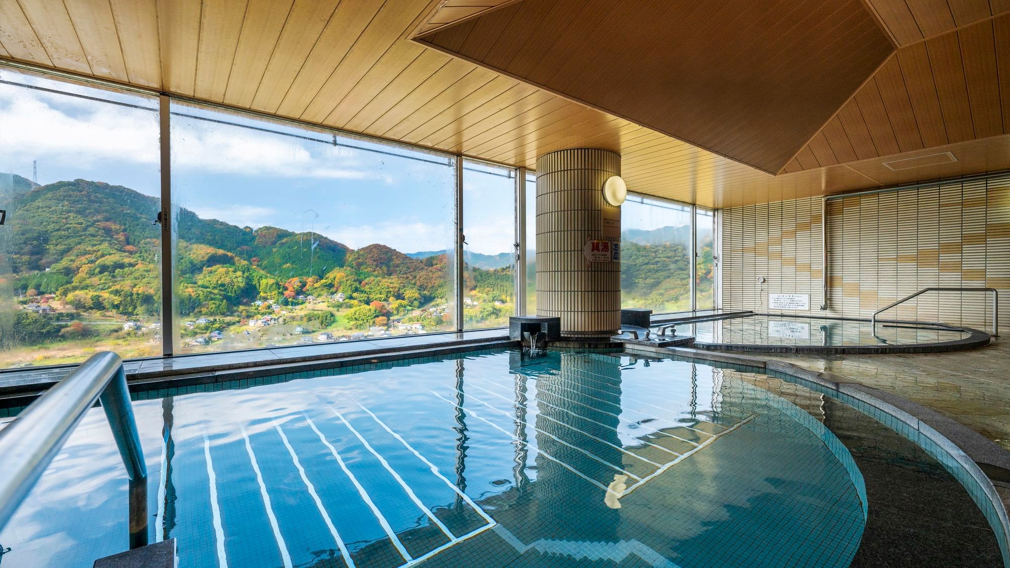 Panoramic public bath (autumn)