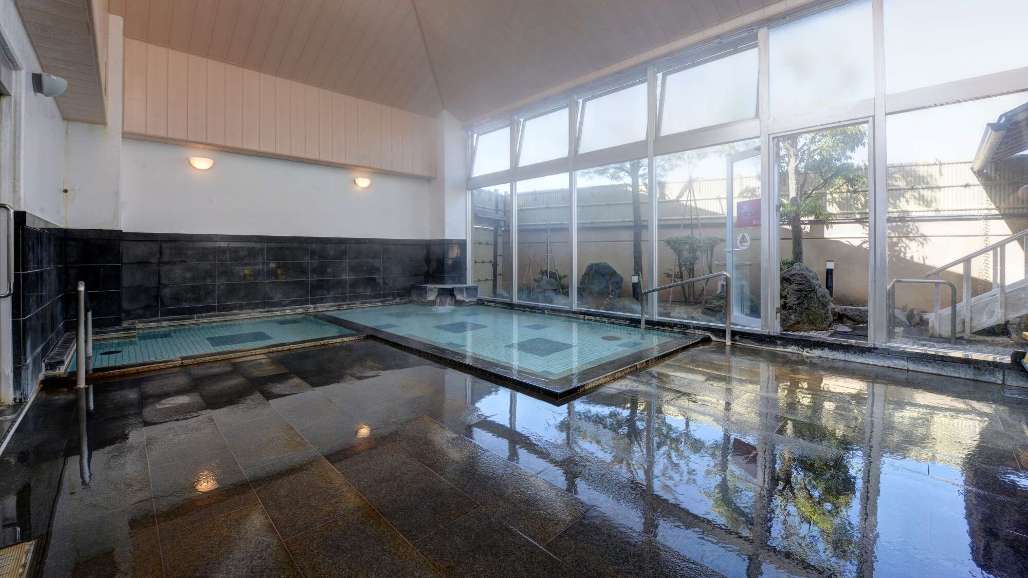 ・ You can take a bath in the large public bath where the comfortable outside sunlight shines.