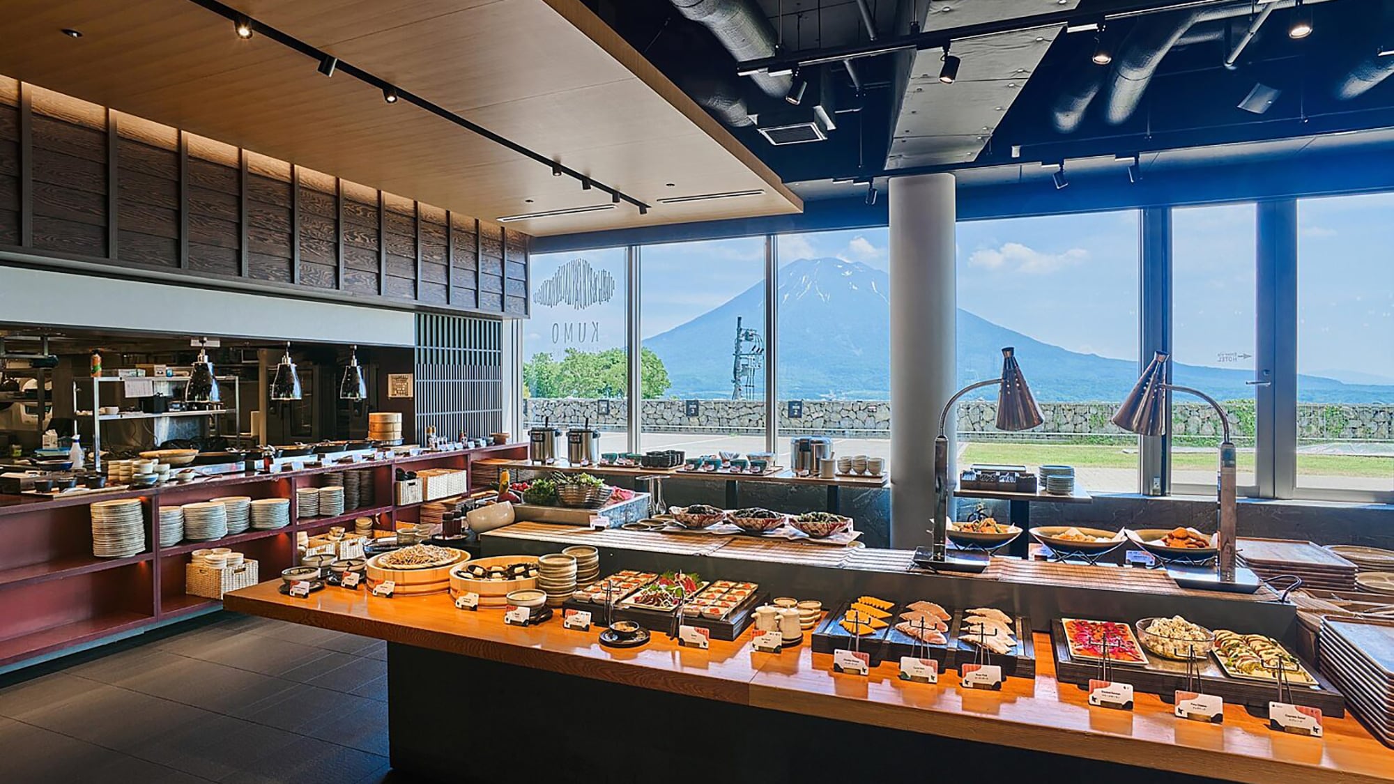 [Breakfast] Enjoy a pleasant morning while gazing at Mount Yotei.