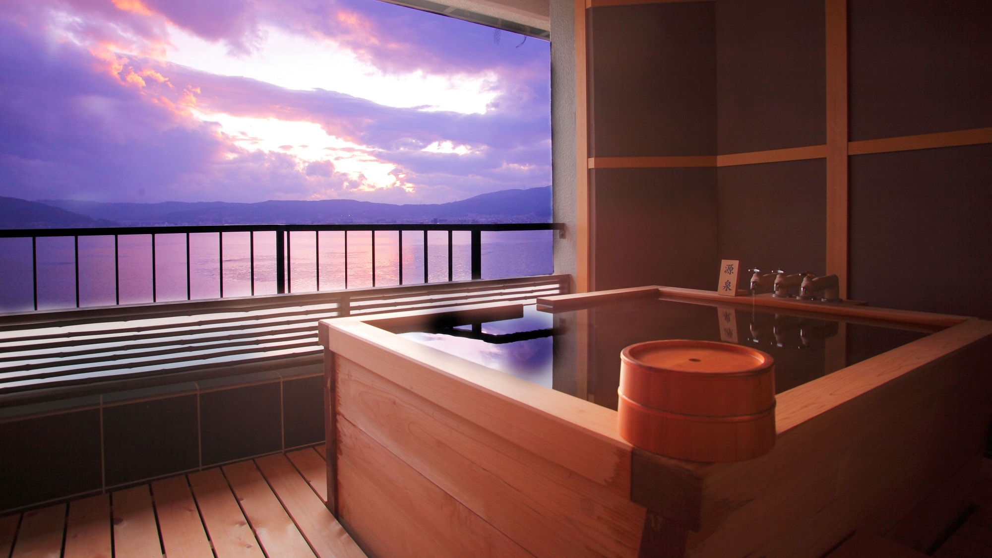 [Presidential Suite ◇ Miho no Shizuku] An open-air bath with guest rooms. The best time to be healed by Lake Suwa and a pure source.