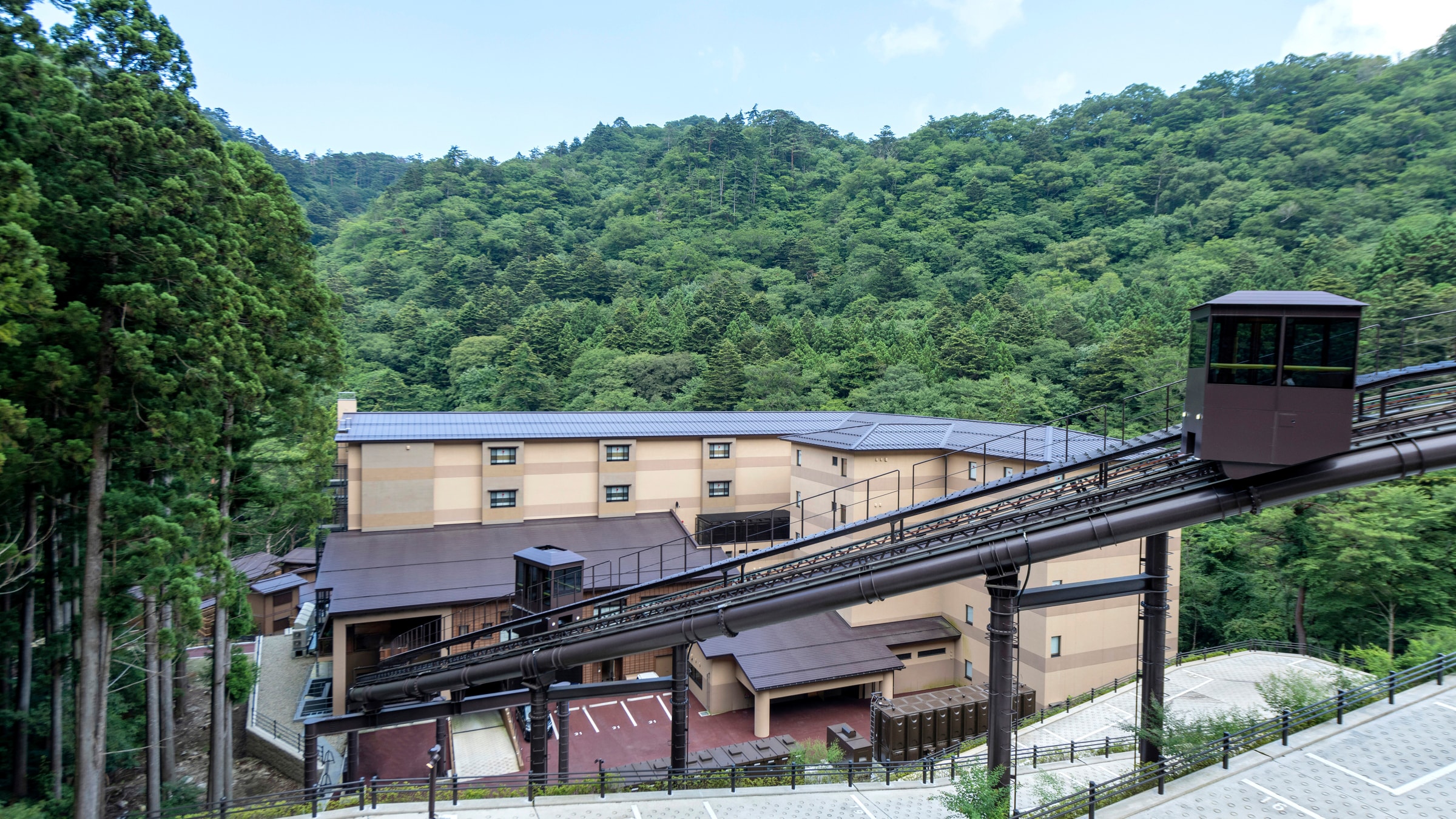 [Slope car] After completing the procedures, take the slope car to the main building. This is the entrance to an extraordinary world.
