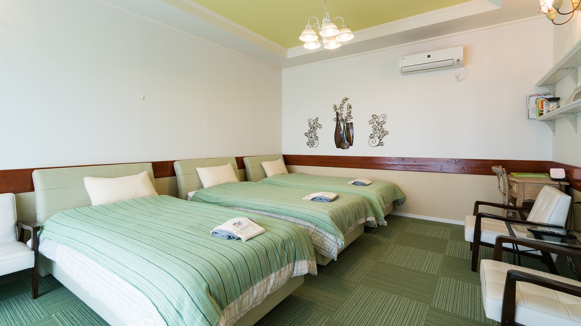 *[Room/Naples] A spacious room even with three beds.