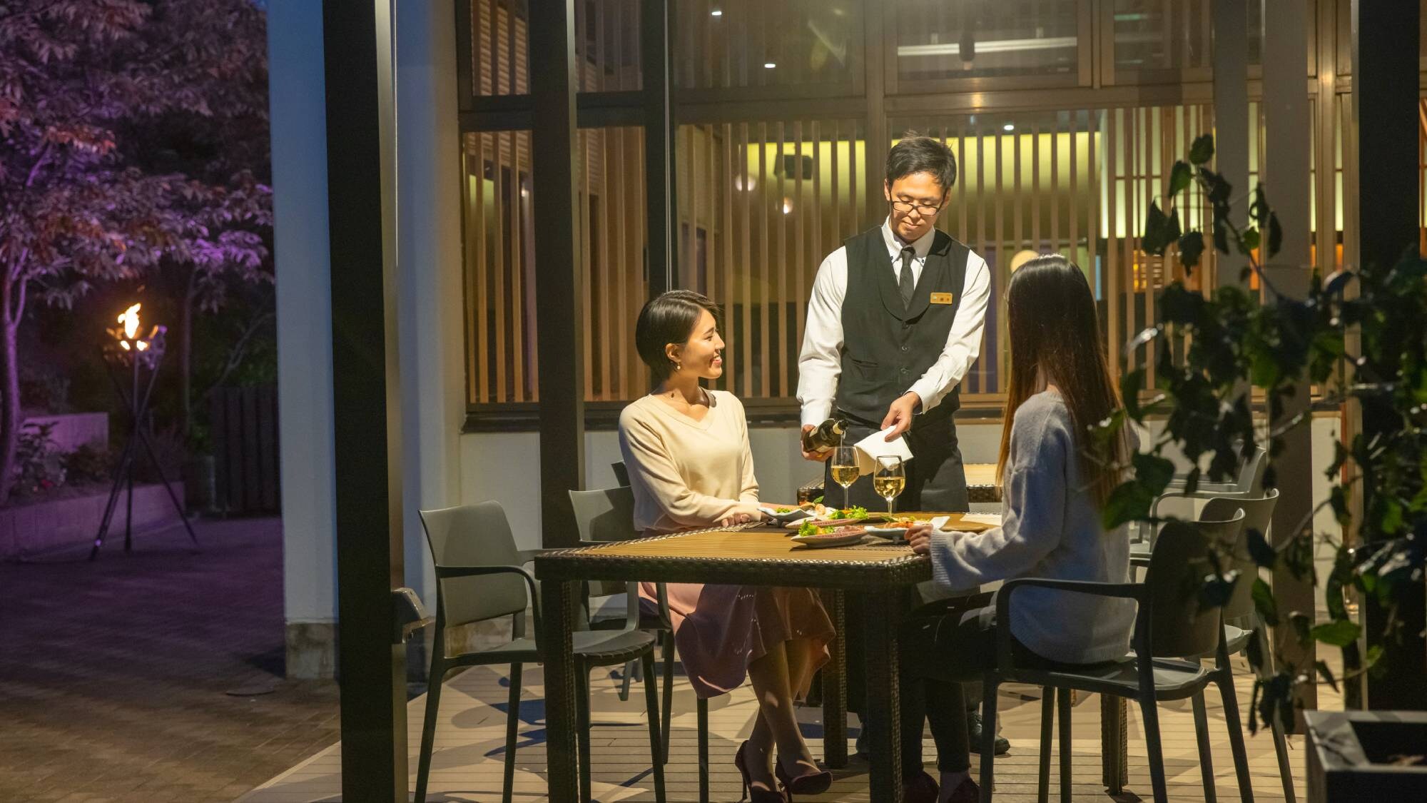 [ระเบียง] เพลิดเพลินกับมื้ออาหารของคุณไปพร้อมกับสั  มผัสอากาศภายนอก