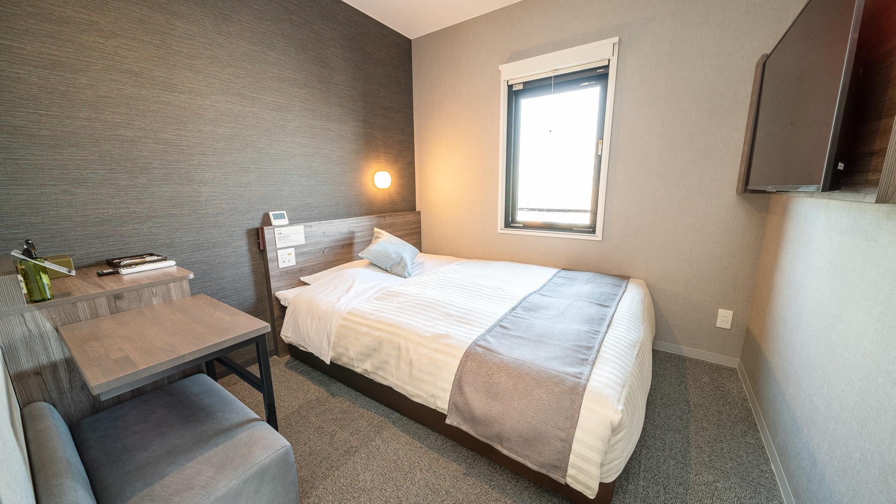 A 150cm wide bed and a mattress with just the right amount of firmness will ensure you a good night's sleep.